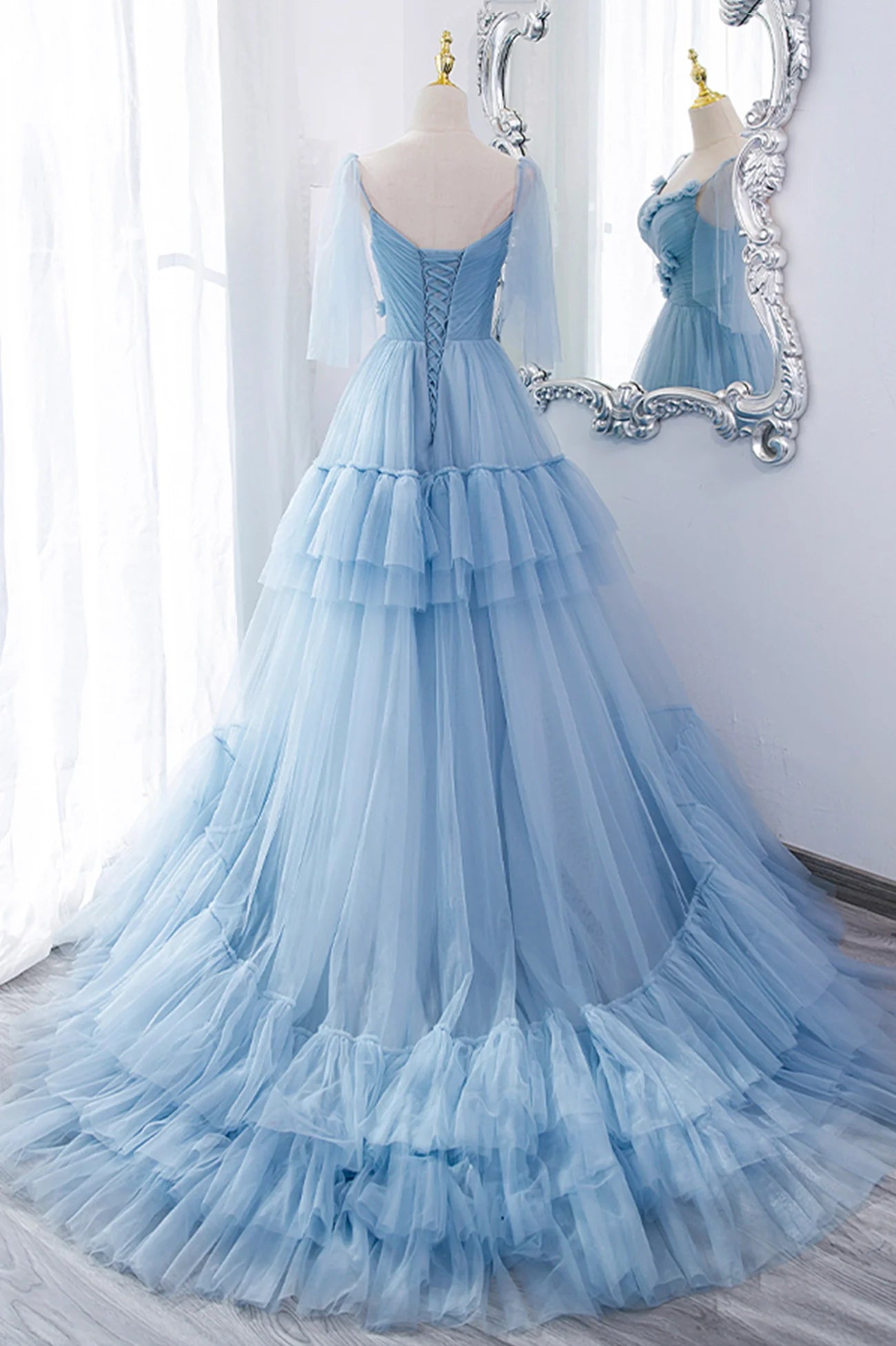 Robe de princesse longue en tulle avec col en V et bretelles spaghetti