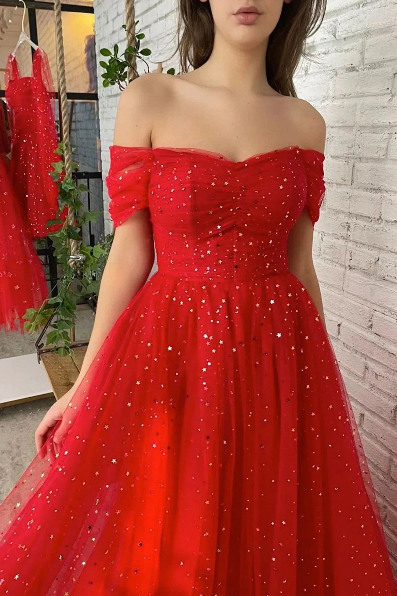 Robe de bal trapèze rouge en tulle à épaules dénudées