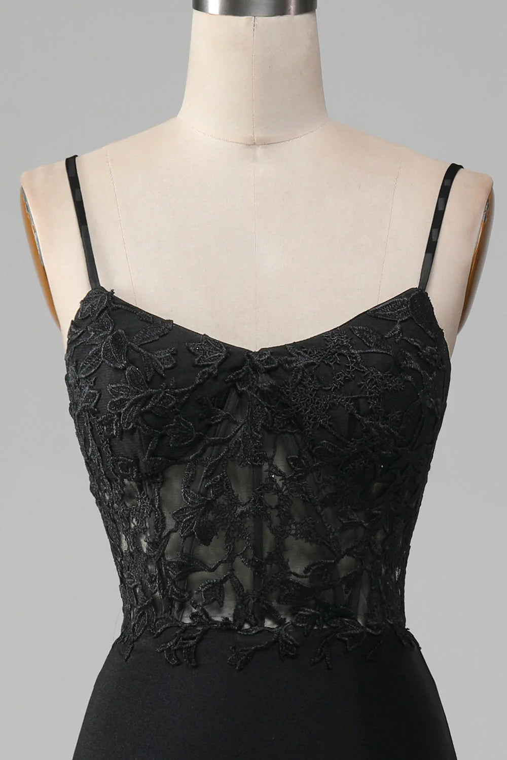 Vestido de fiesta de sirena con tirantes finos y corsé con apliques