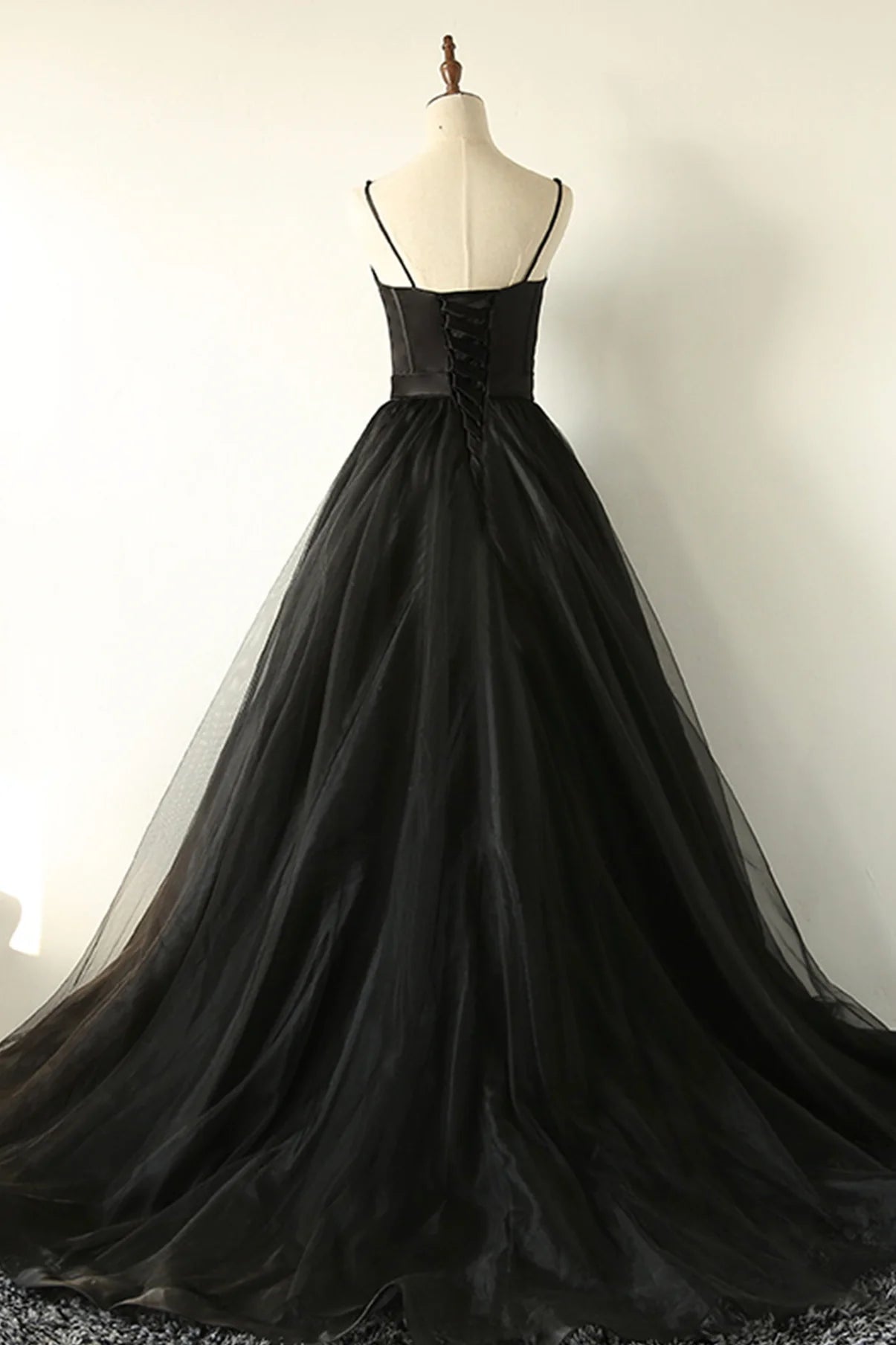 Robe de bal longue noire à bretelles spaghetti et coupe trapèze