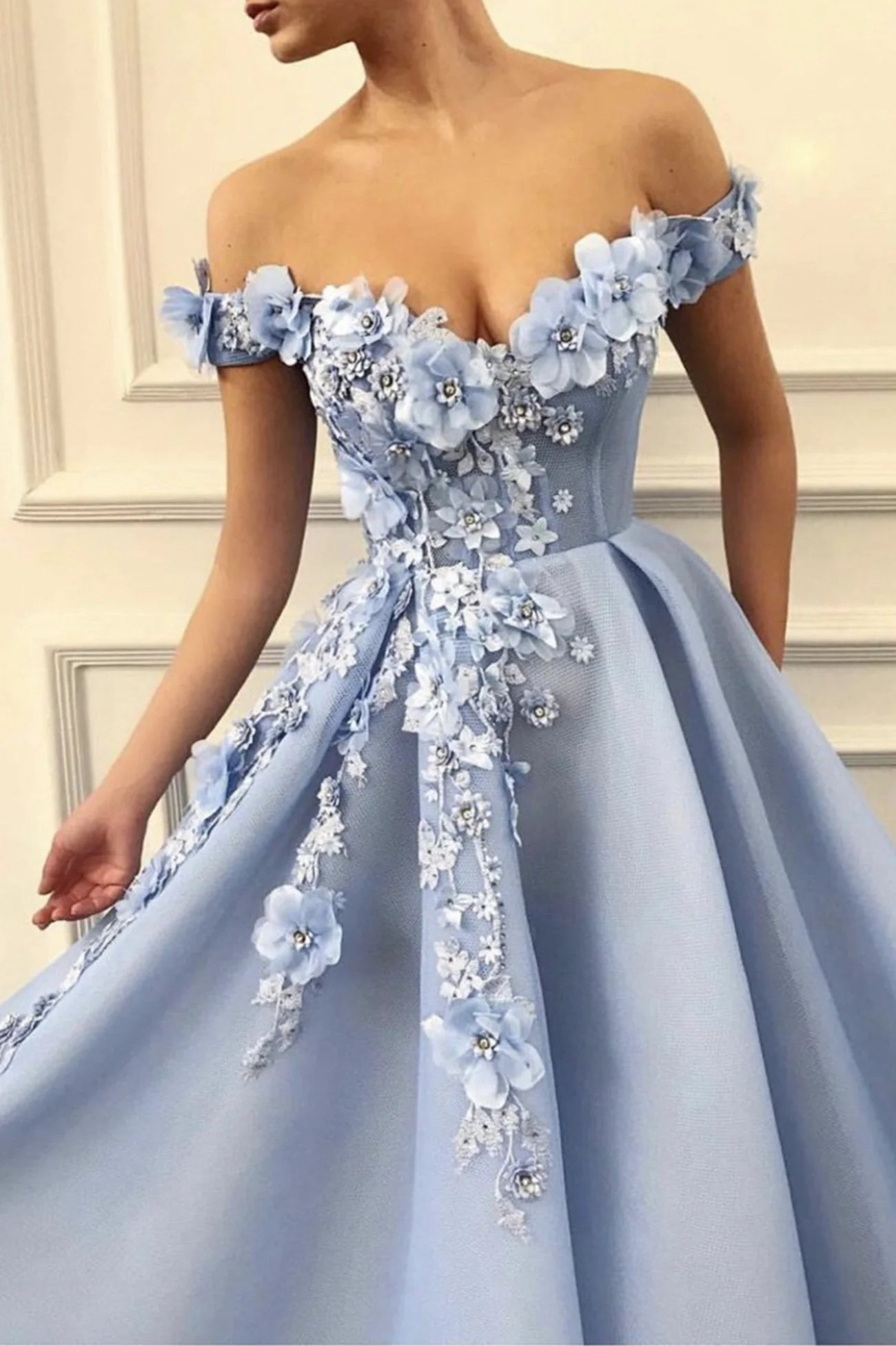 Robe de bal longue bleue à épaules dénudées et coupe trapèze
