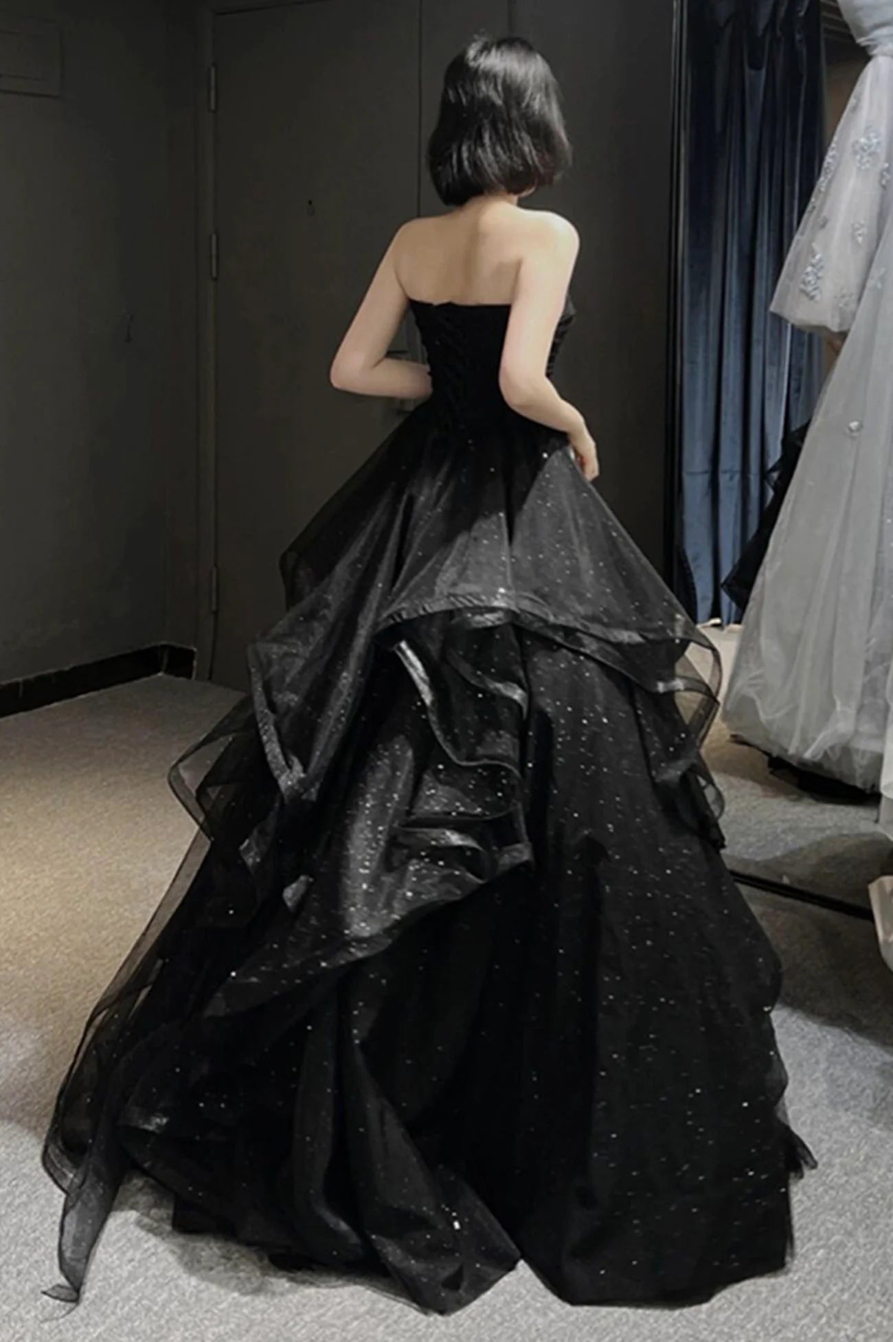 Robe de bal trapèze longue en tulle noir à épaules dénudées et plusieurs couches