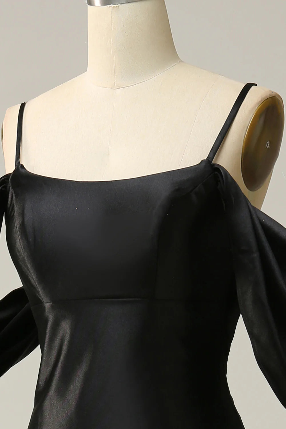 Vestido de fiesta de satén estilo sirena con hombros descubiertos y tirantes finos en la espalda