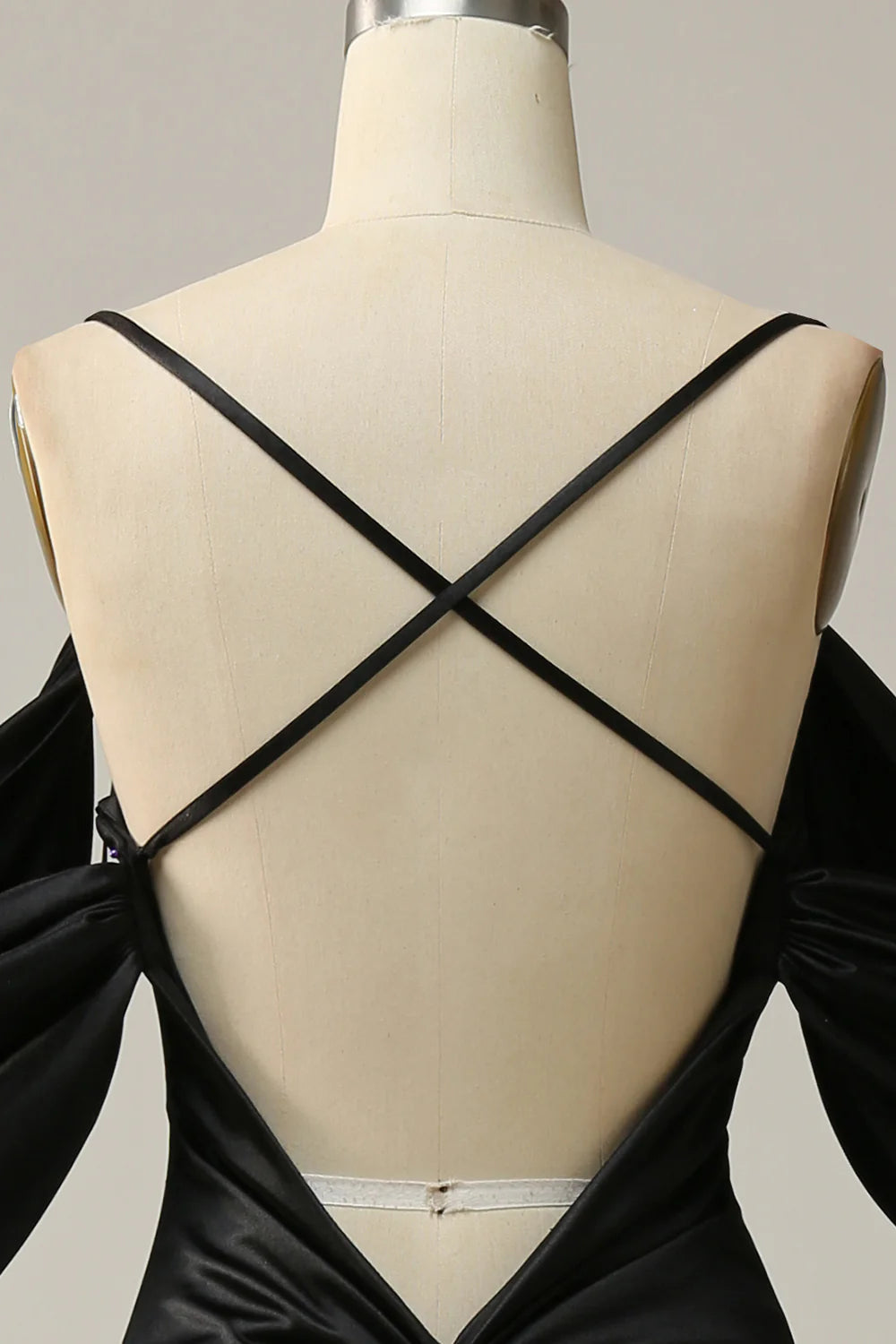 Vestido de fiesta de satén estilo sirena con hombros descubiertos y tirantes finos en la espalda