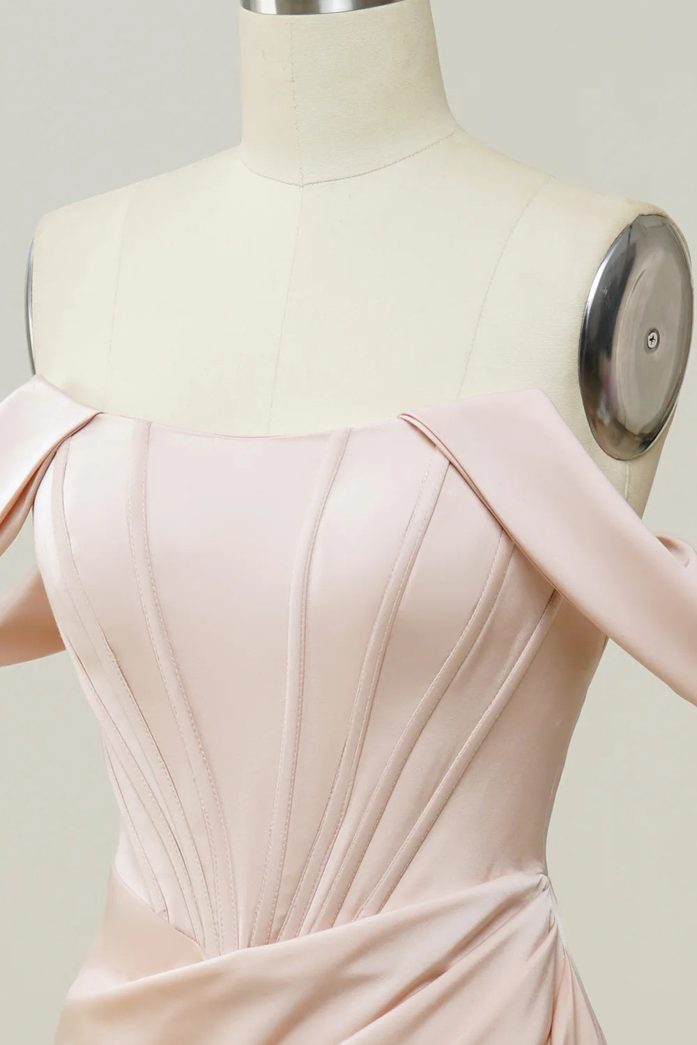 Vestido de fiesta con abertura y hombros descubiertos en forma de A