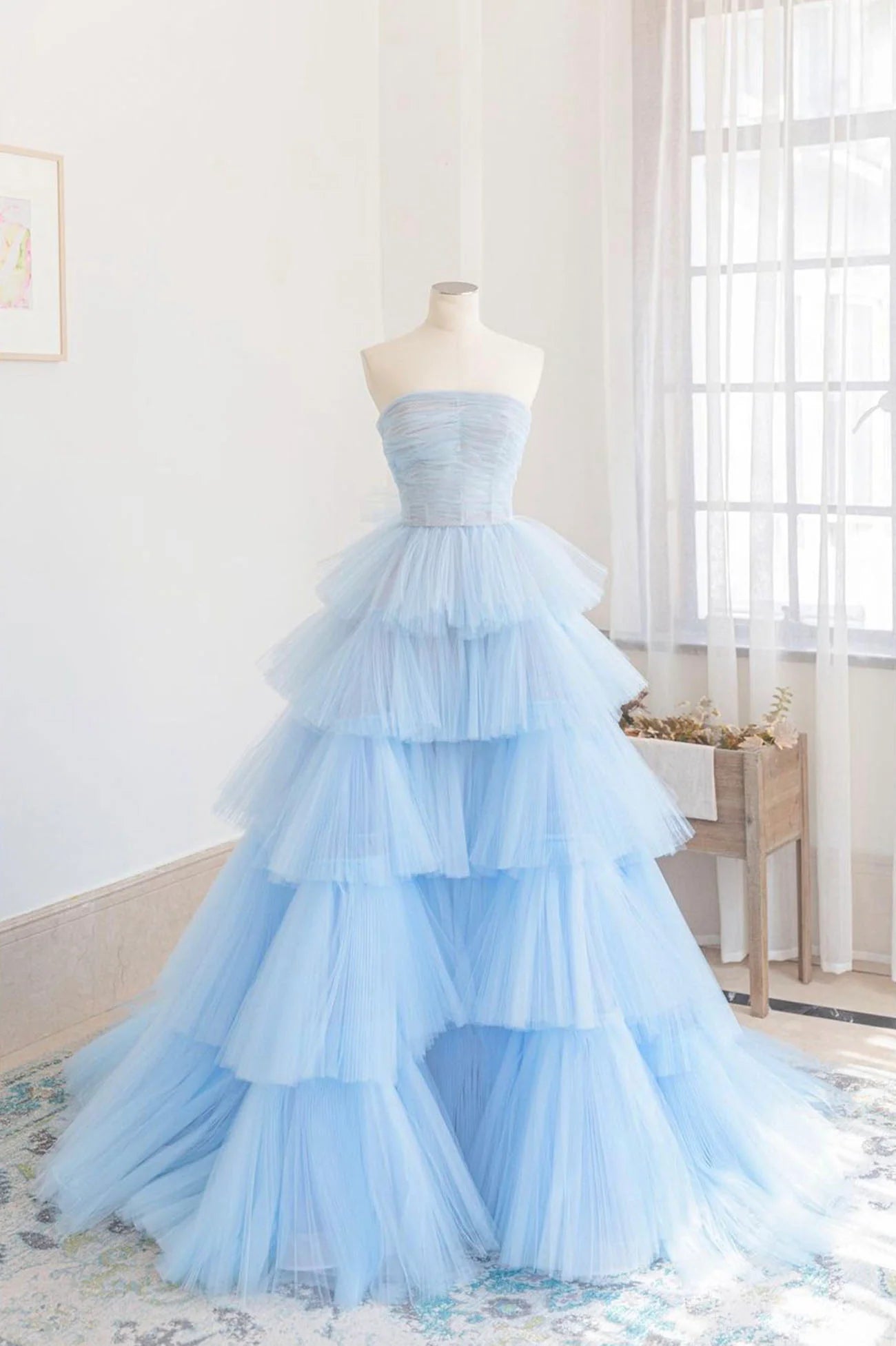 Robe de bal longue en tulle bleu à volants et bretelles trapèze