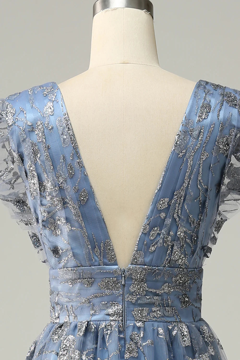 Robe de bal grande taille à col en V profond et broderies