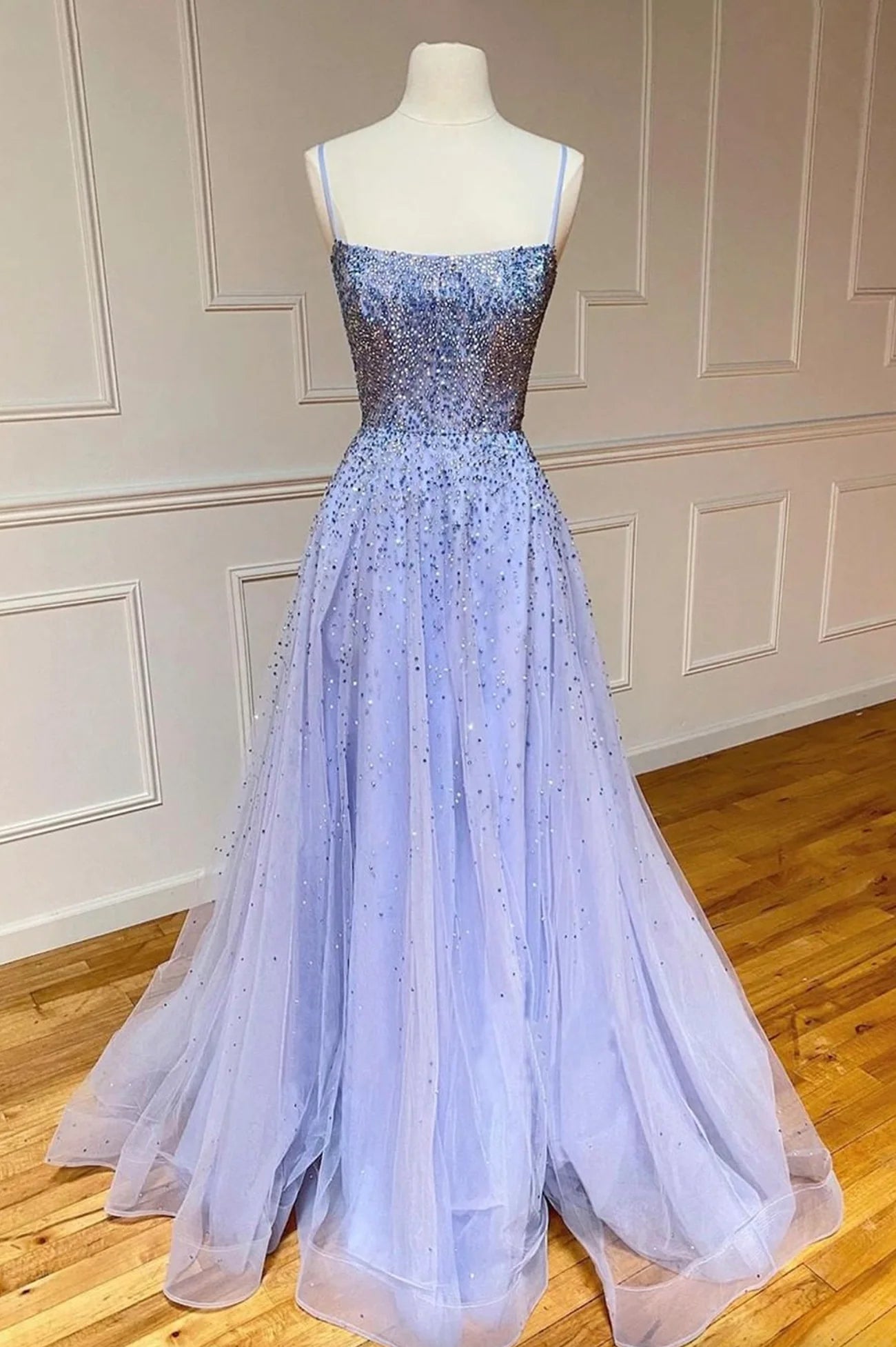 Robe de bal longue en tulle et perles, dos nu, coupe trapèze