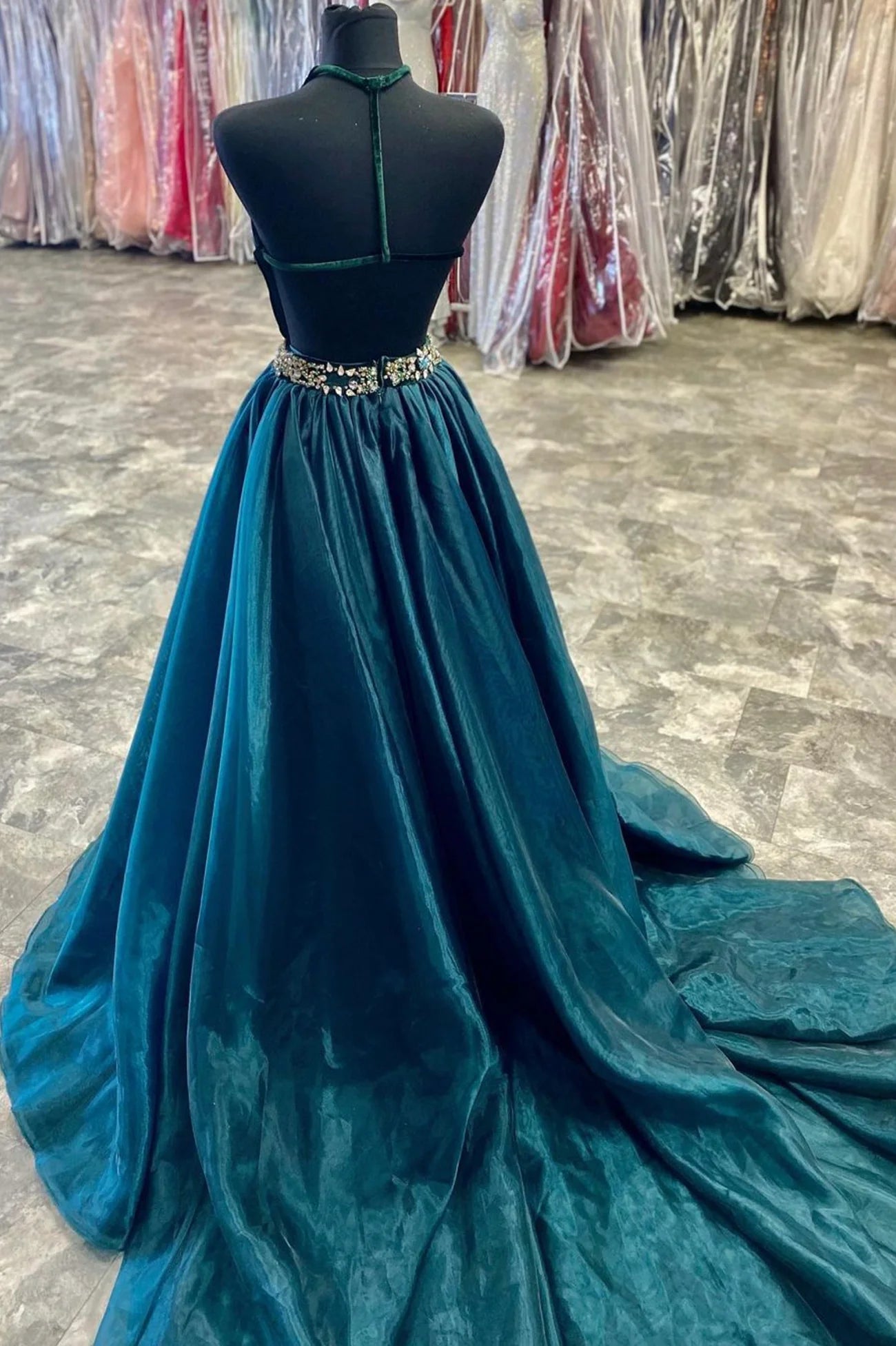 Robe de bal longue en tulle à col en V et coupe trapèze