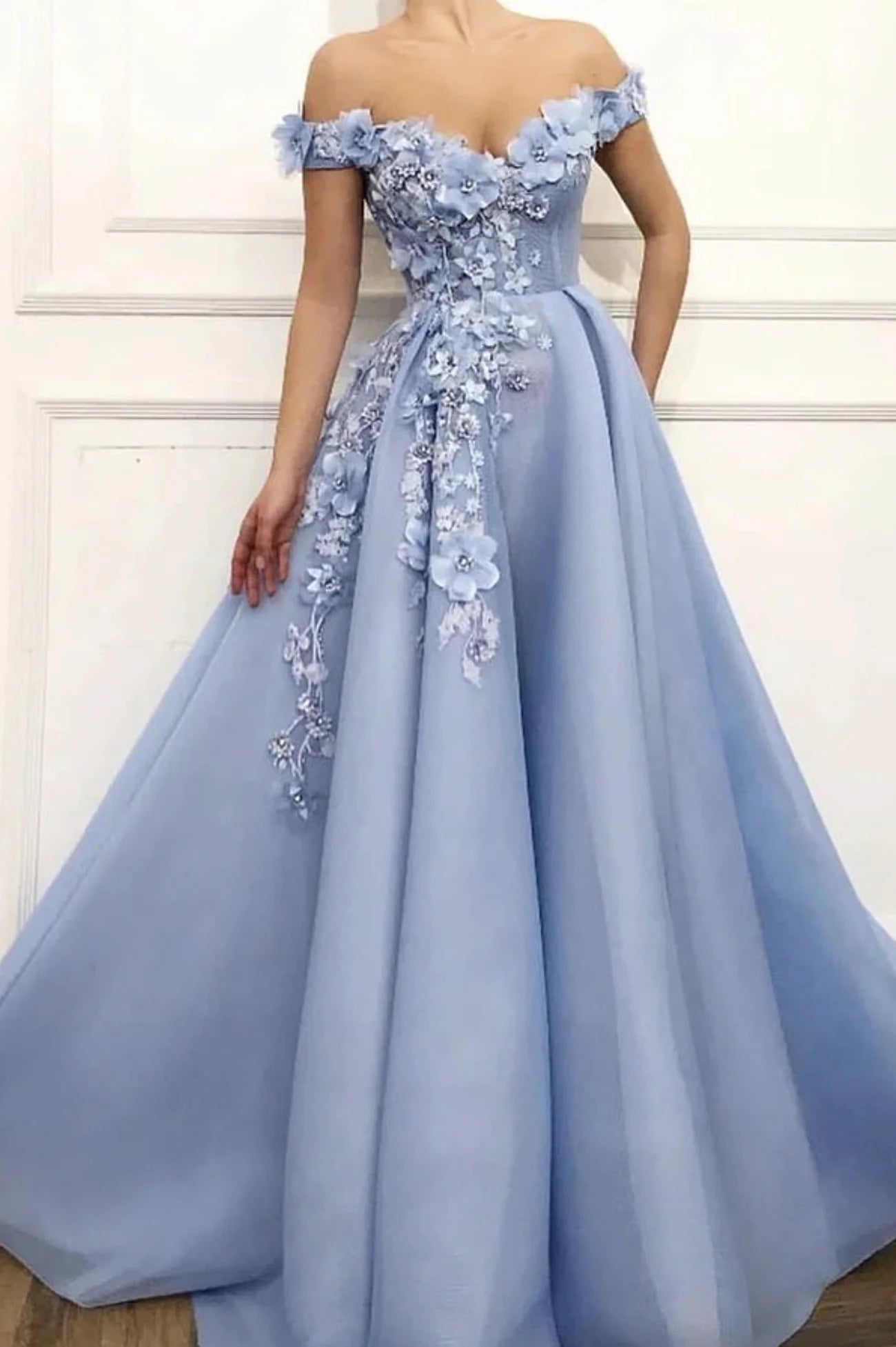 Robe de bal longue bleue à épaules dénudées et coupe trapèze