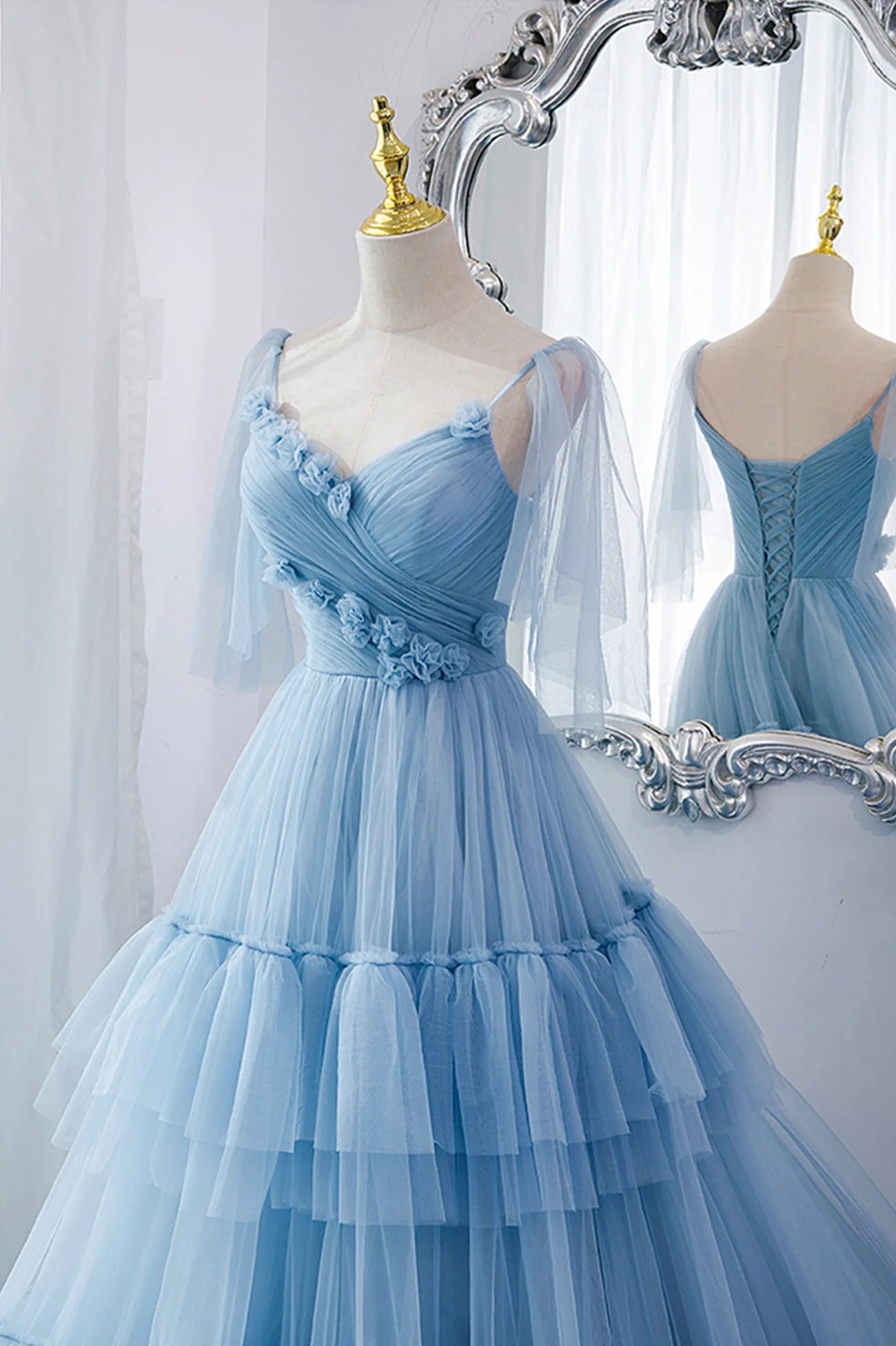 Robe de princesse longue en tulle avec col en V et bretelles spaghetti