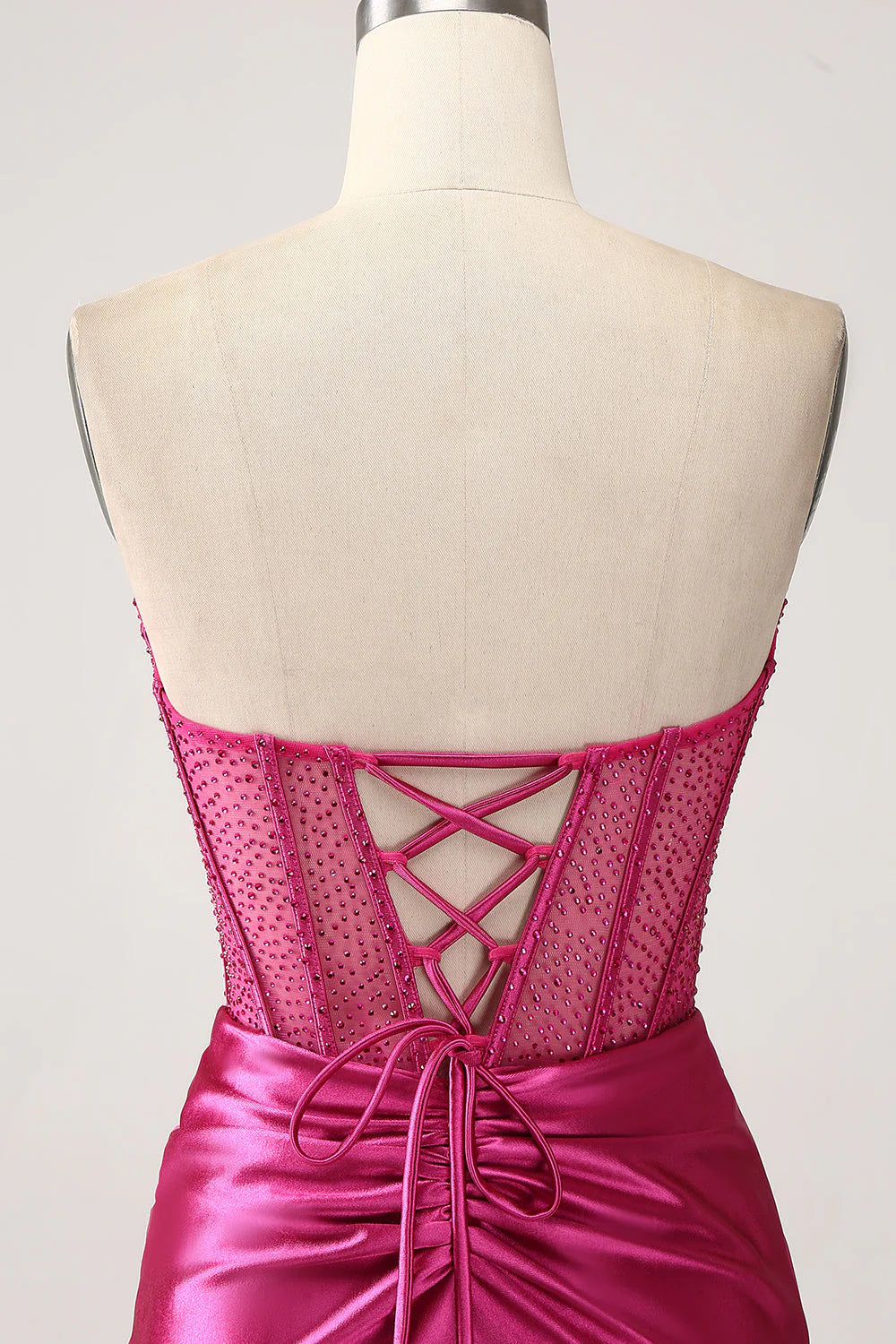 Vestido de fiesta de satén con escote corazón, plisado y corsé largo con abertura y corte sirena