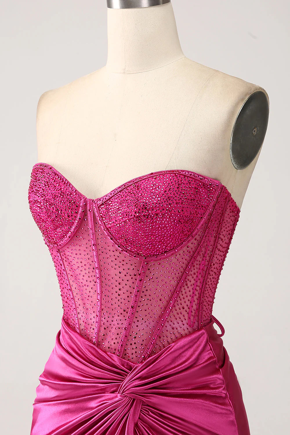 Vestido de fiesta de satén con escote corazón, plisado y corsé largo con abertura y corte sirena