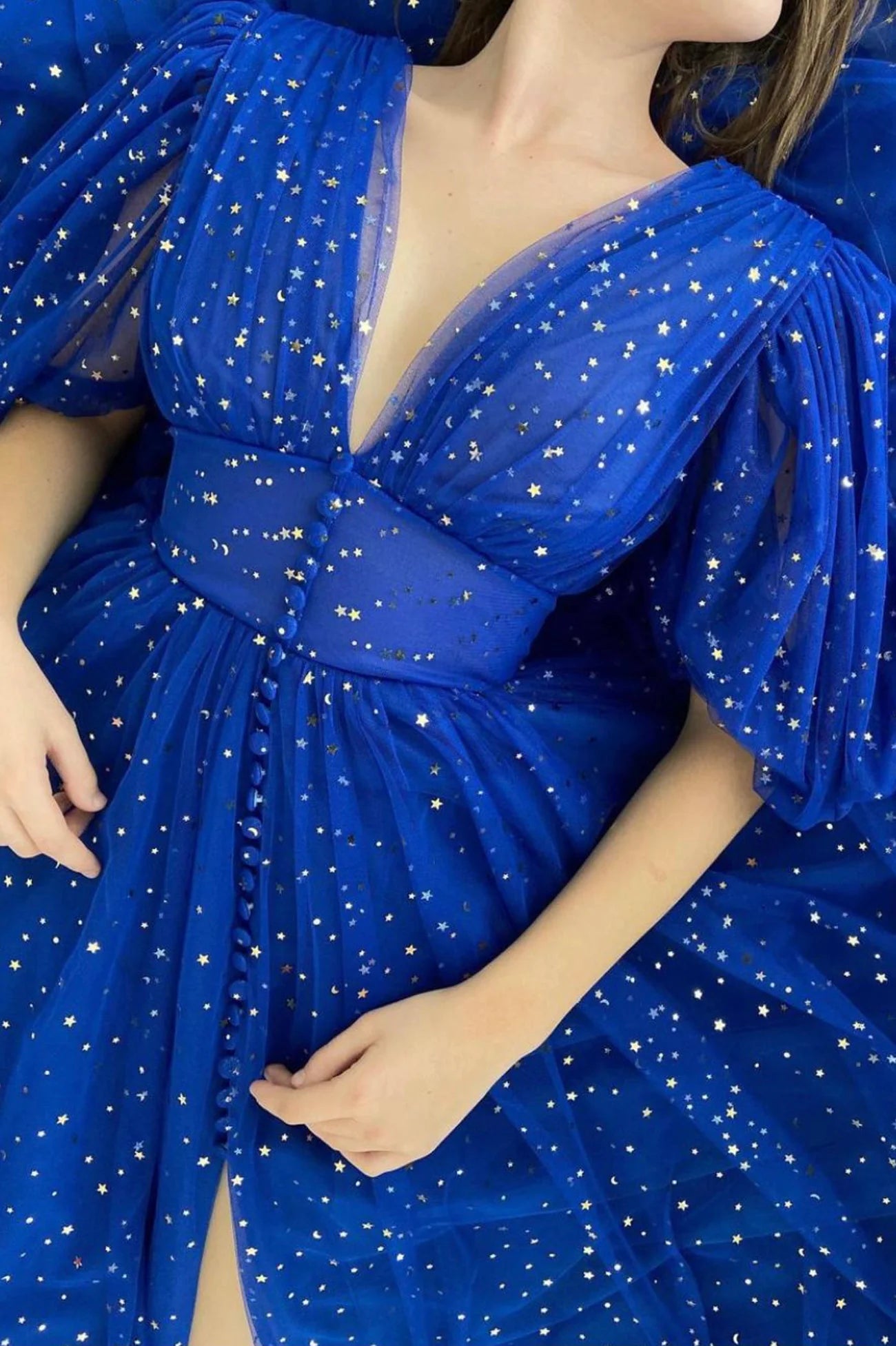 Robe de bal courte en tulle à col en V et coupe trapèze