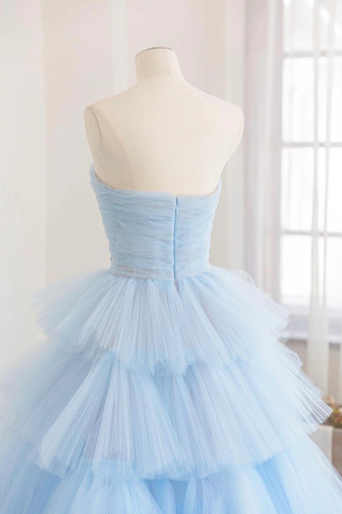 Robe de bal longue en tulle bleu à volants et bretelles trapèze