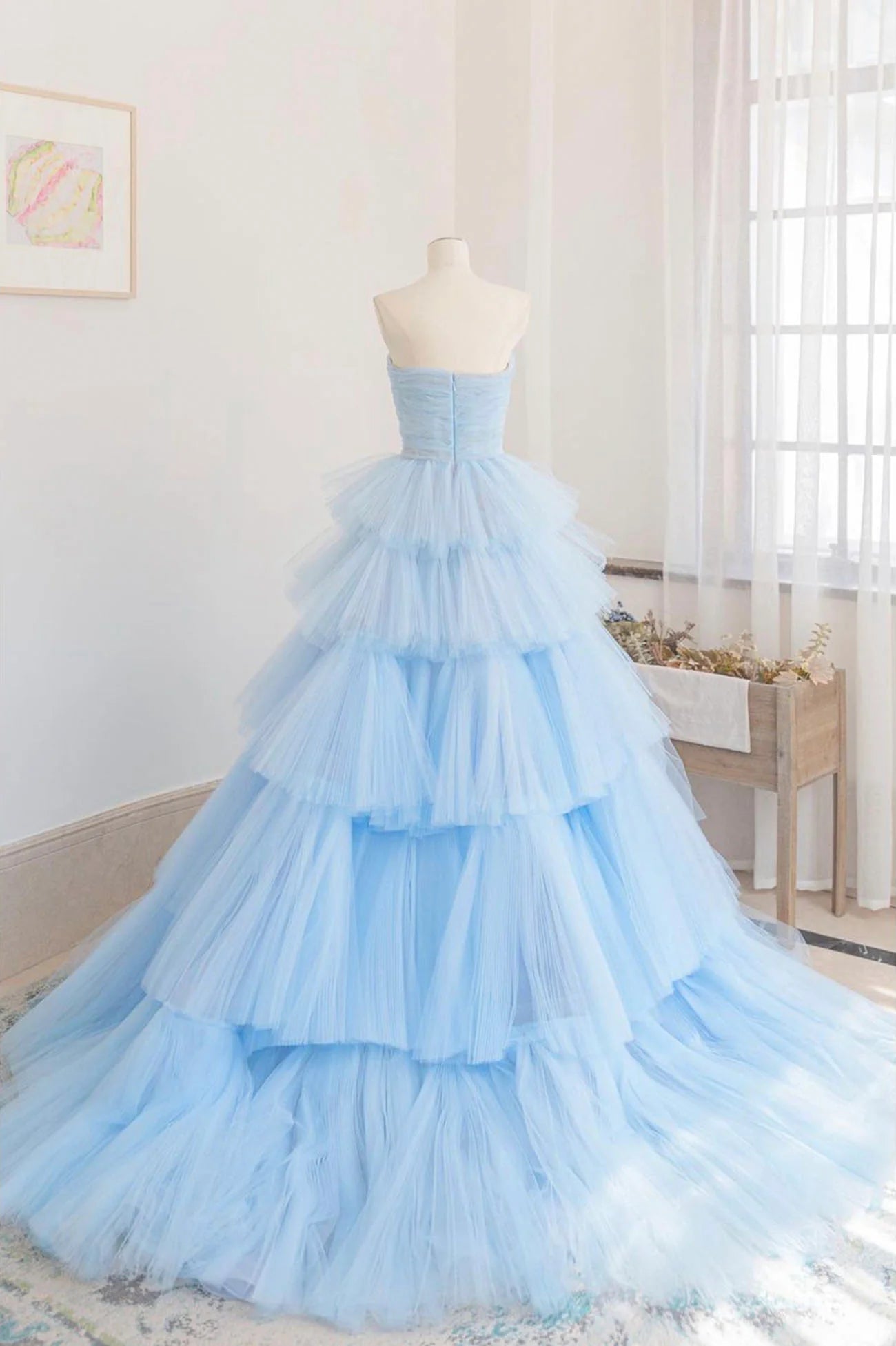 Robe de bal longue en tulle bleu à volants et bretelles trapèze