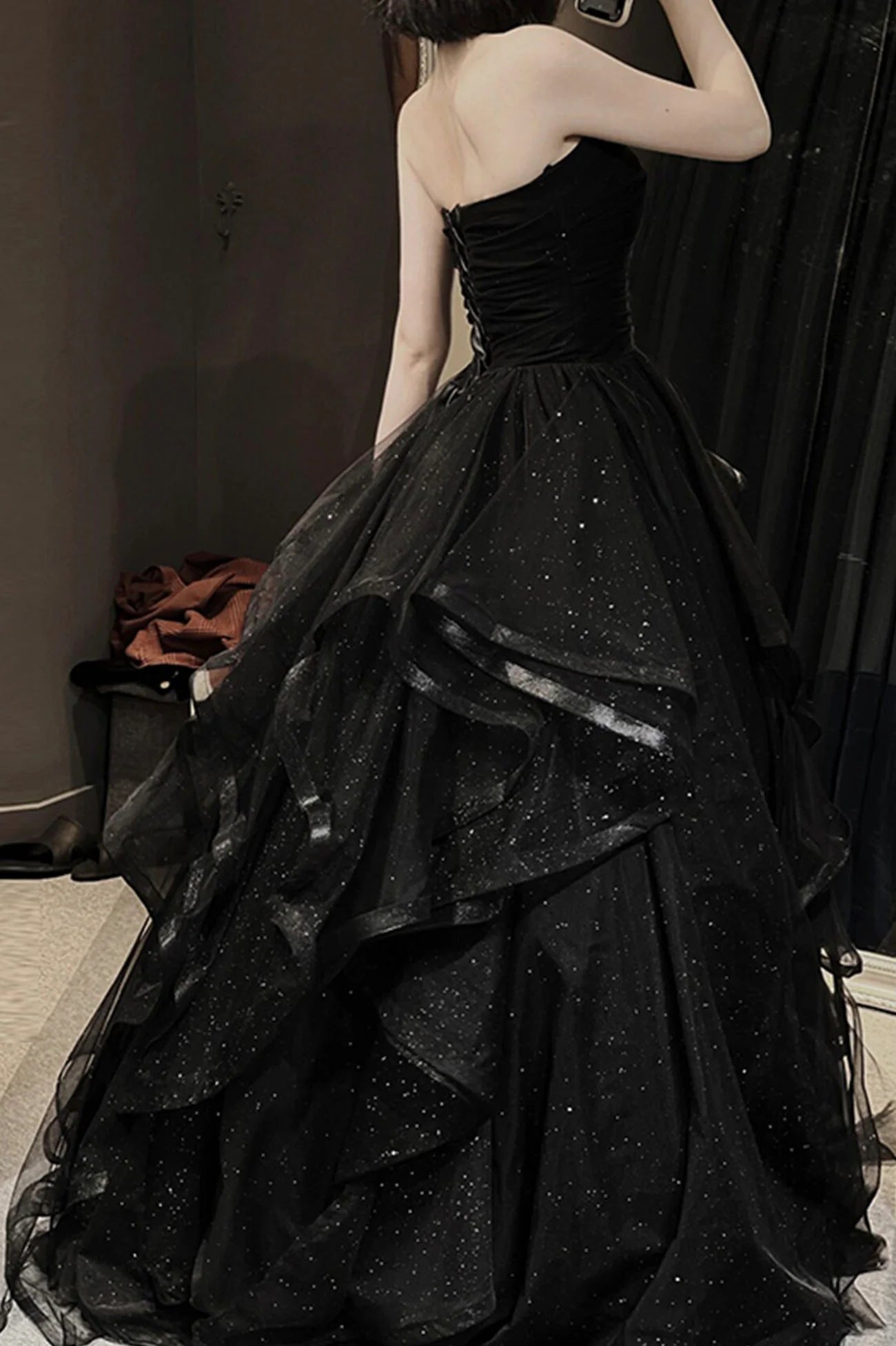 Robe de bal trapèze longue en tulle noir à épaules dénudées et plusieurs couches