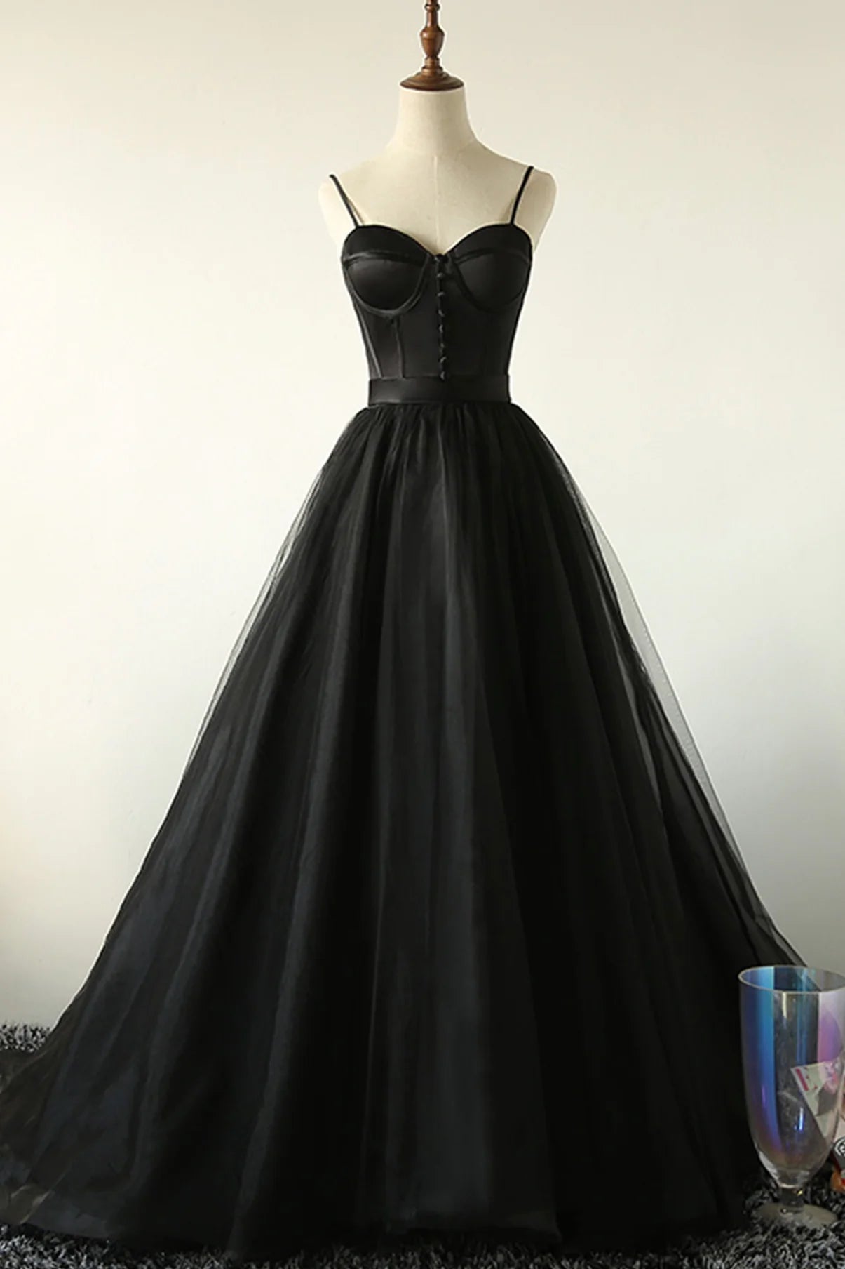 Robe de bal longue noire à bretelles spaghetti et coupe trapèze
