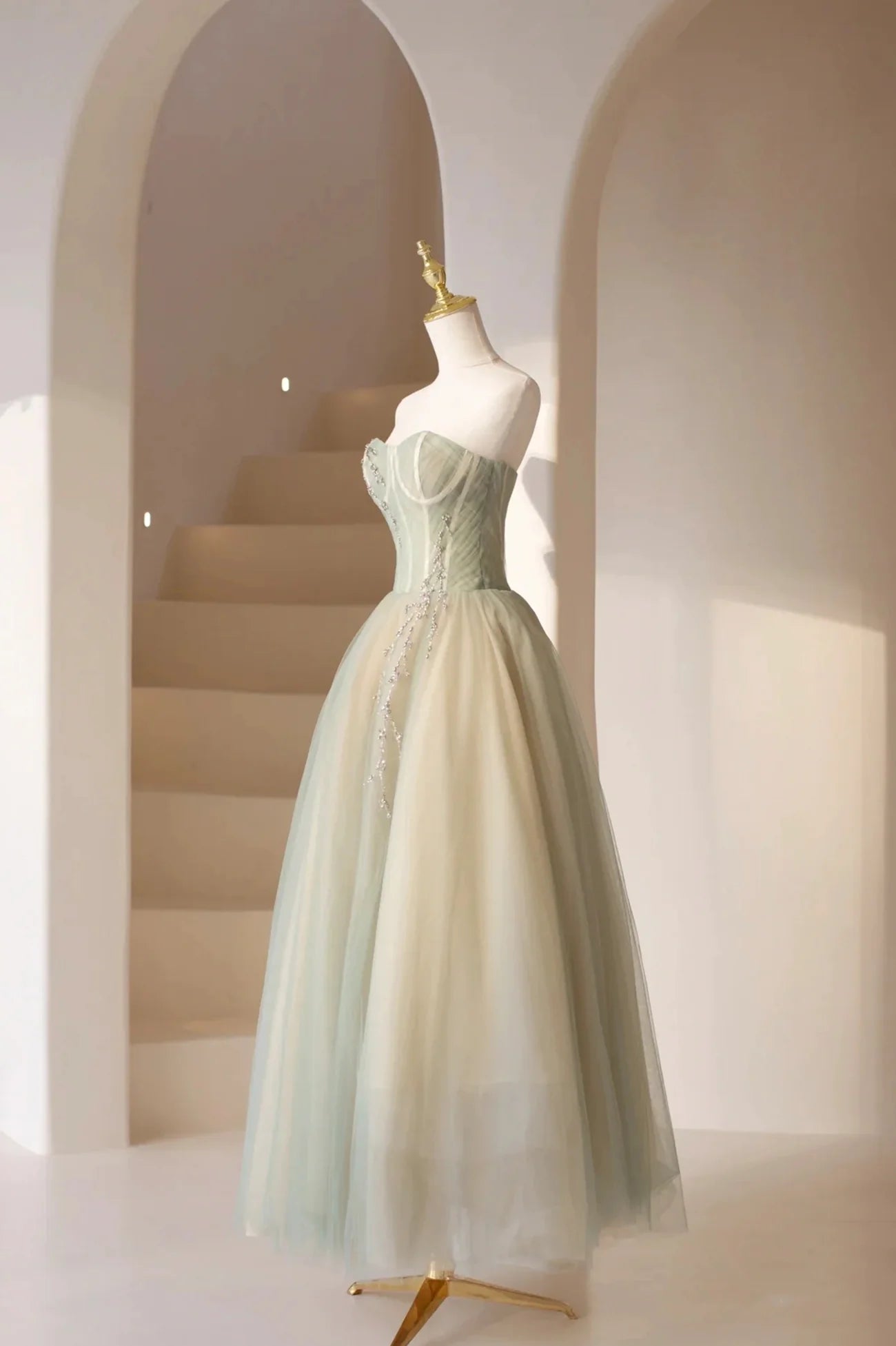Robe de bal longue en tulle, coupe trapèze, sans bretelles