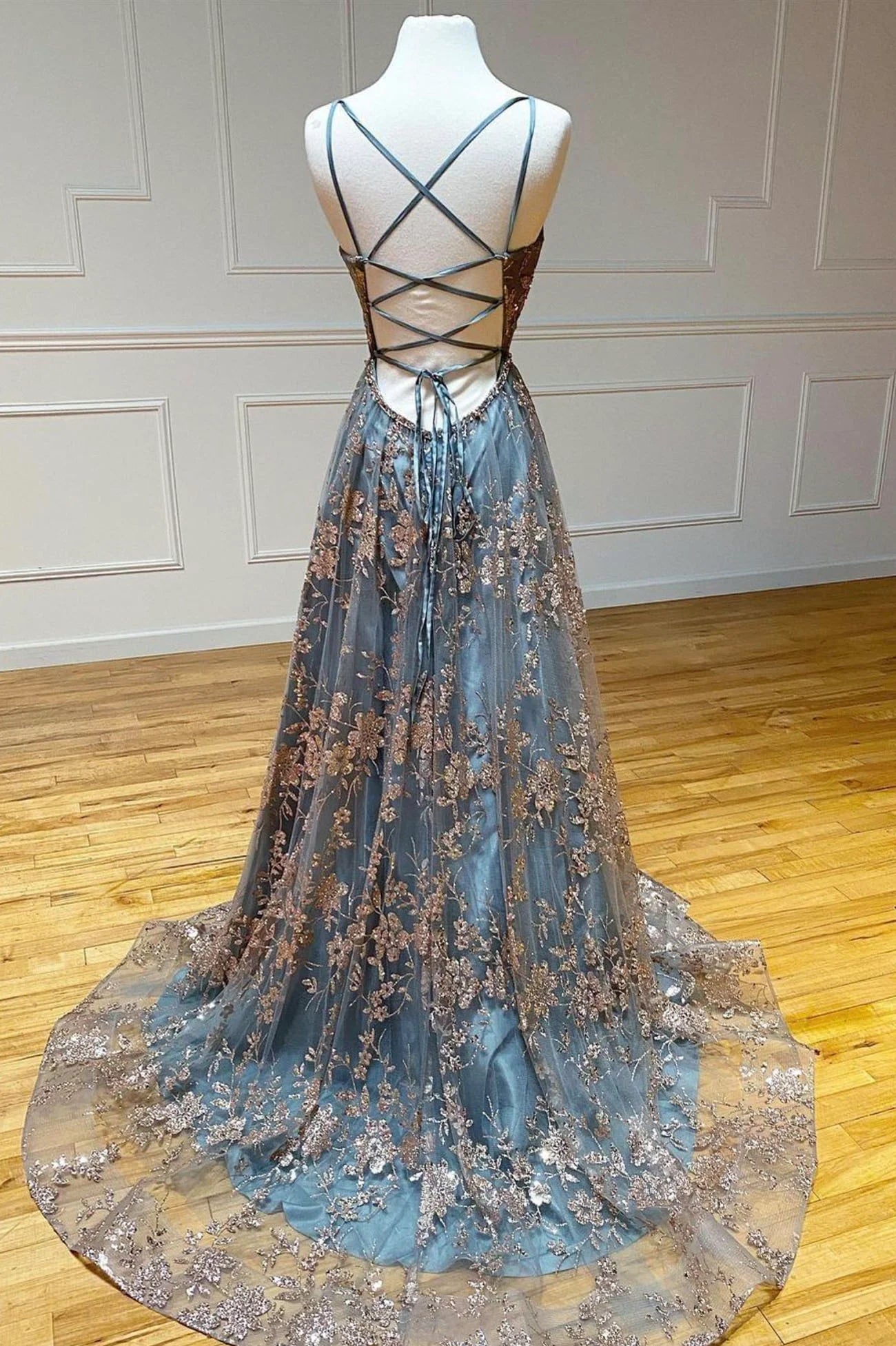 Robe de bal longue trapèze à bretelles spaghetti et paillettes en tulle gris