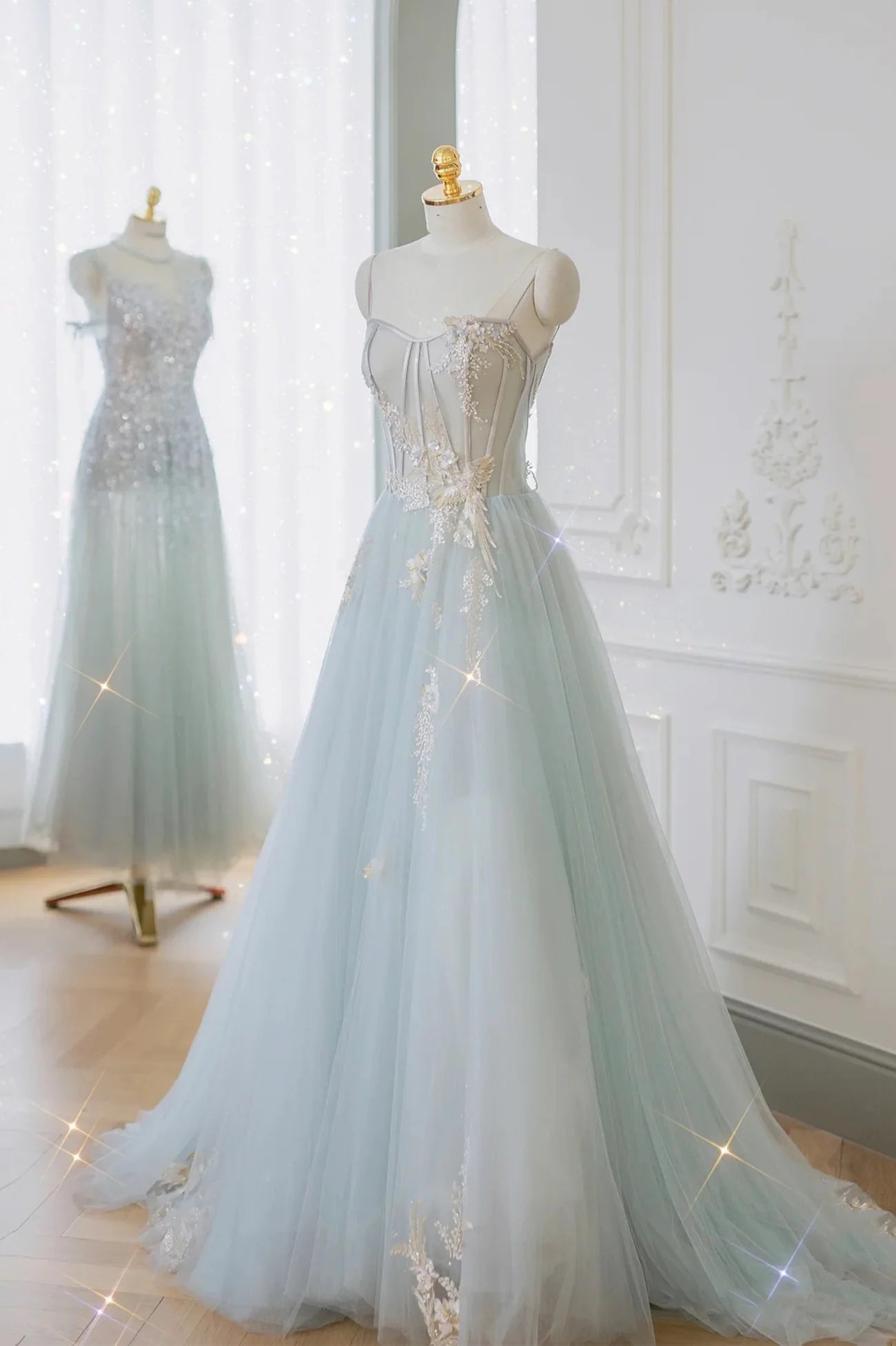 Robe de bal longue en tulle et dentelle bleue, coupe trapèze, sans bretelles