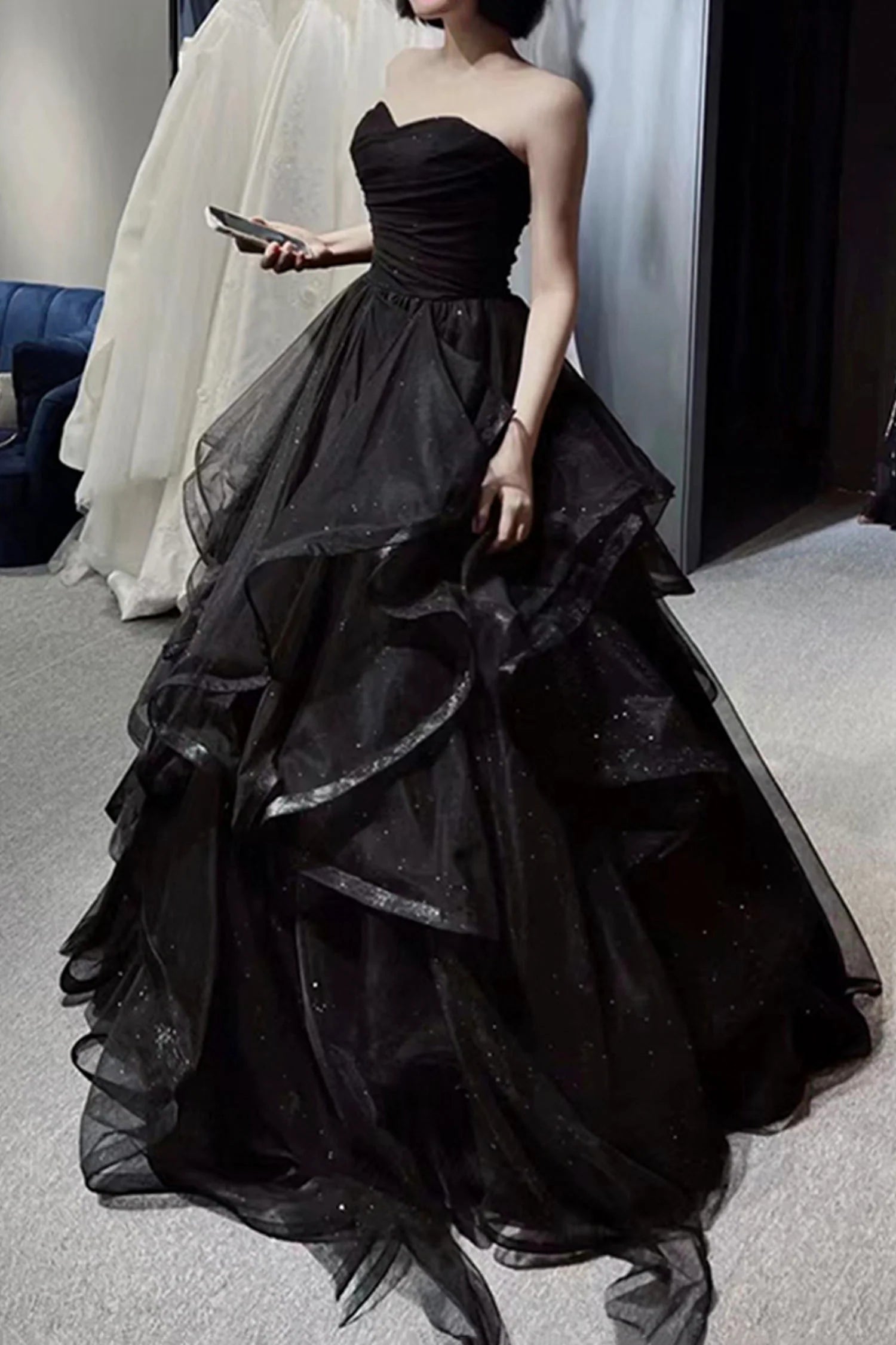 Robe de bal trapèze longue en tulle noir à épaules dénudées et plusieurs couches