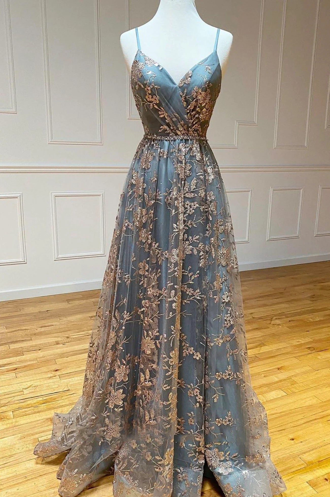Robe de bal longue trapèze à bretelles spaghetti et paillettes en tulle gris