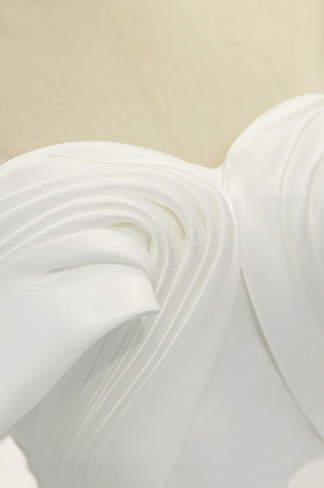 Vestido de fiesta largo de satén blanco con hombros descubiertos