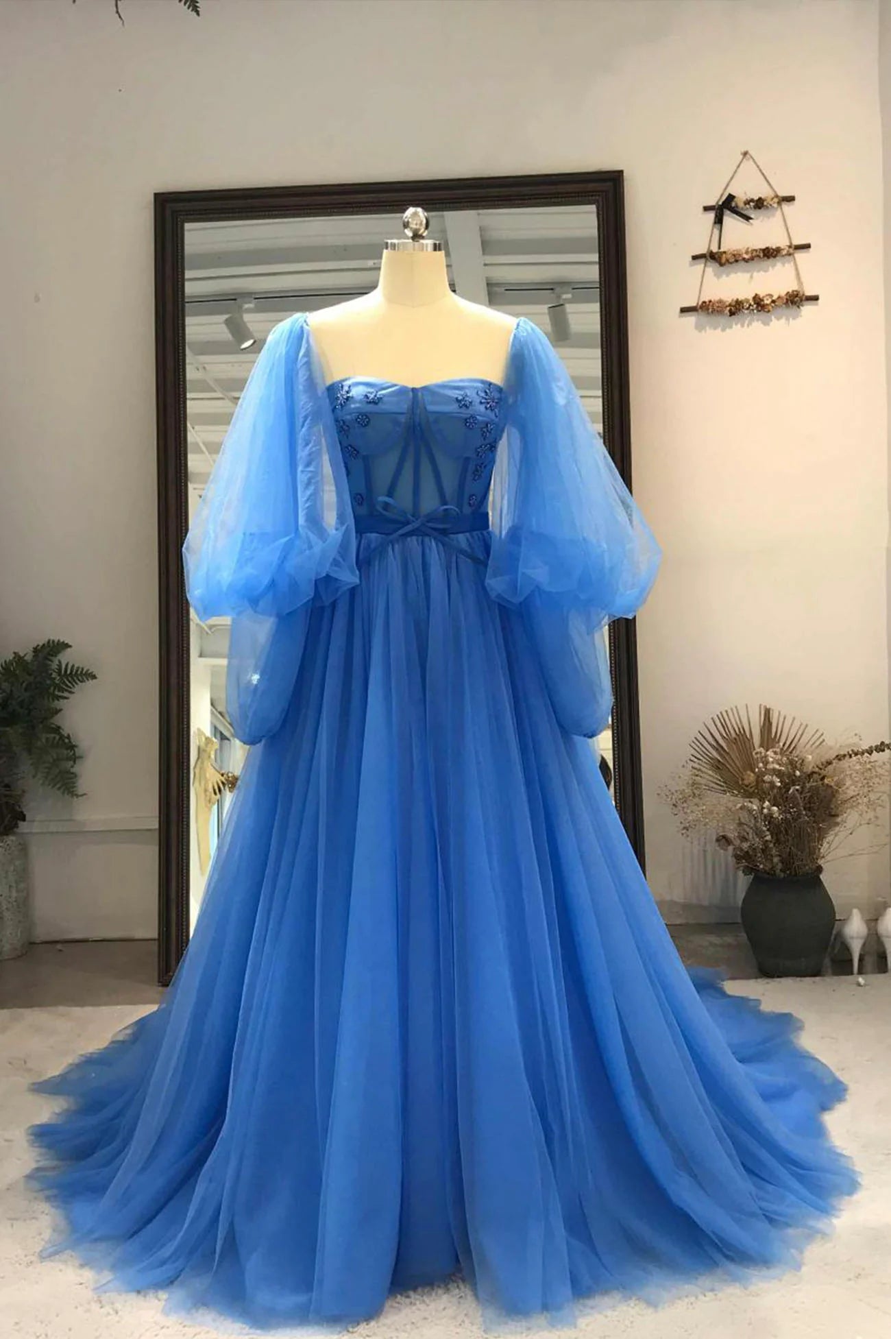 Robe de bal longue en tulle bleu à manches longues et coupe trapèze