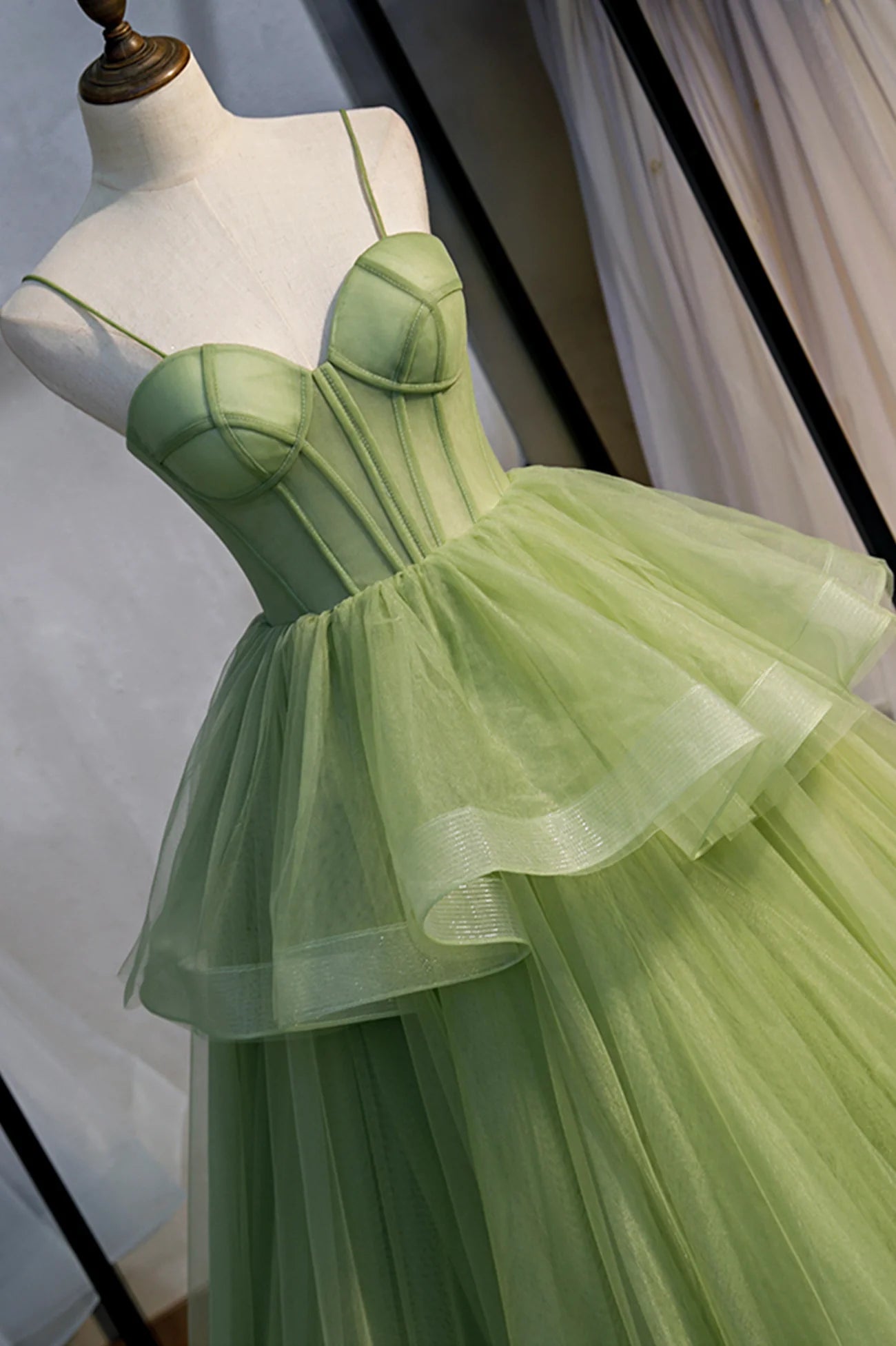 Robe de bal longue en tulle vert coupe trapèze