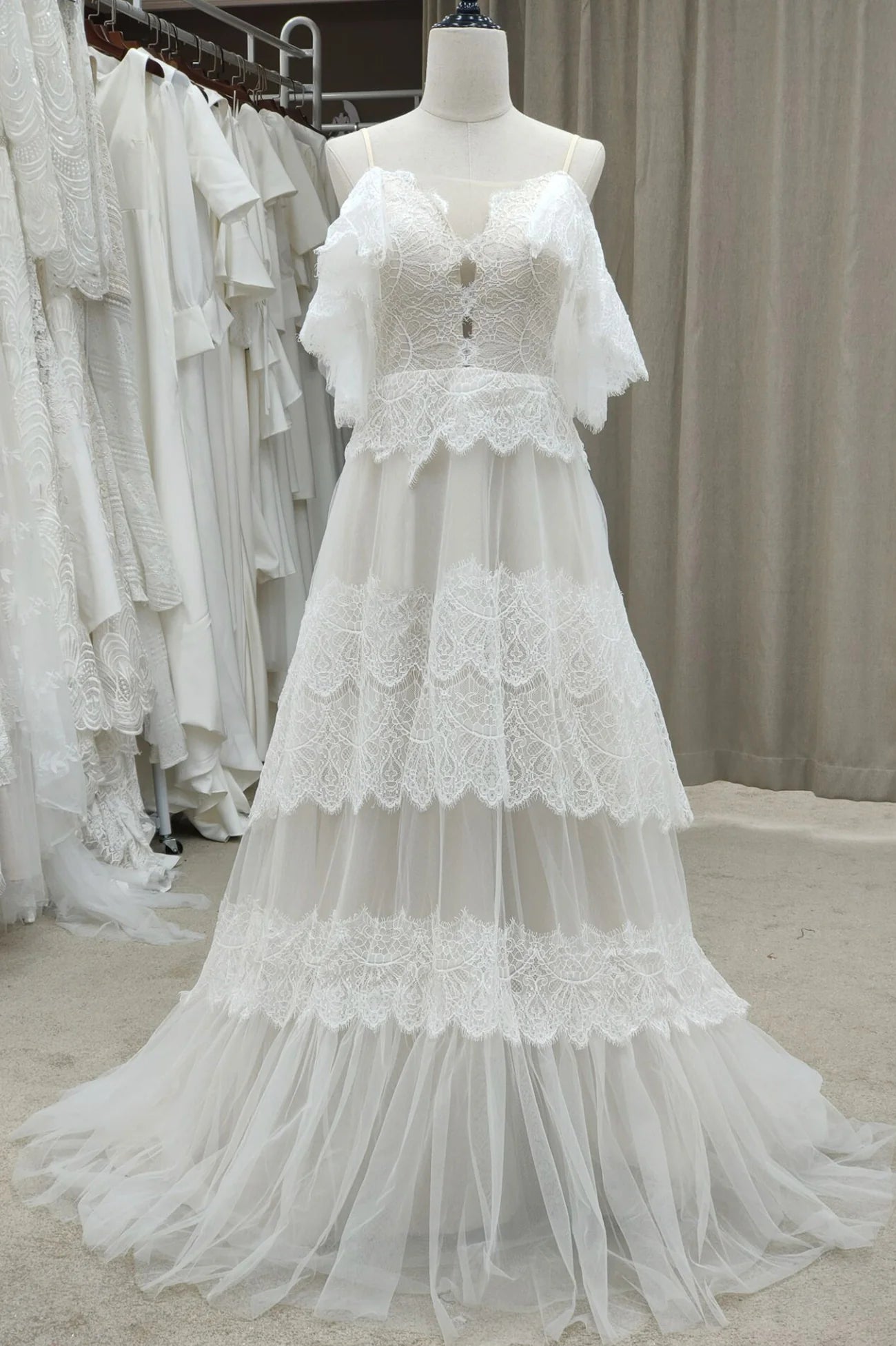 Robe de bal longue en tulle et dentelle ivoire à bretelles spaghetti