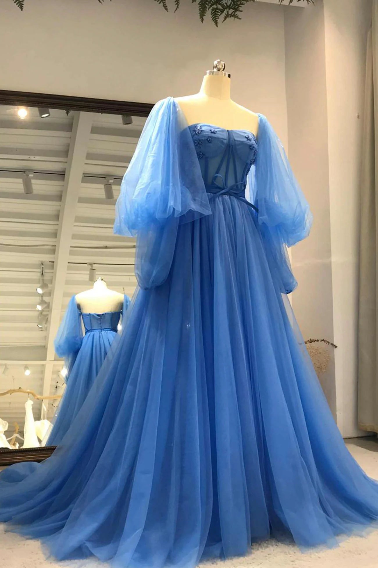 Robe de bal longue en tulle bleu à manches longues et coupe trapèze