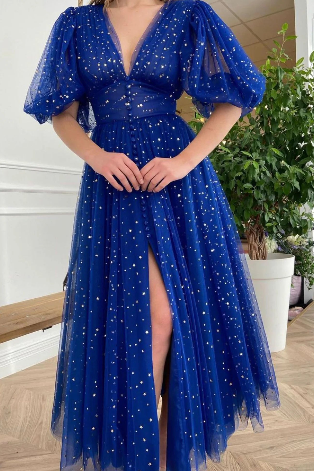 Robe de bal courte en tulle à col en V et coupe trapèze