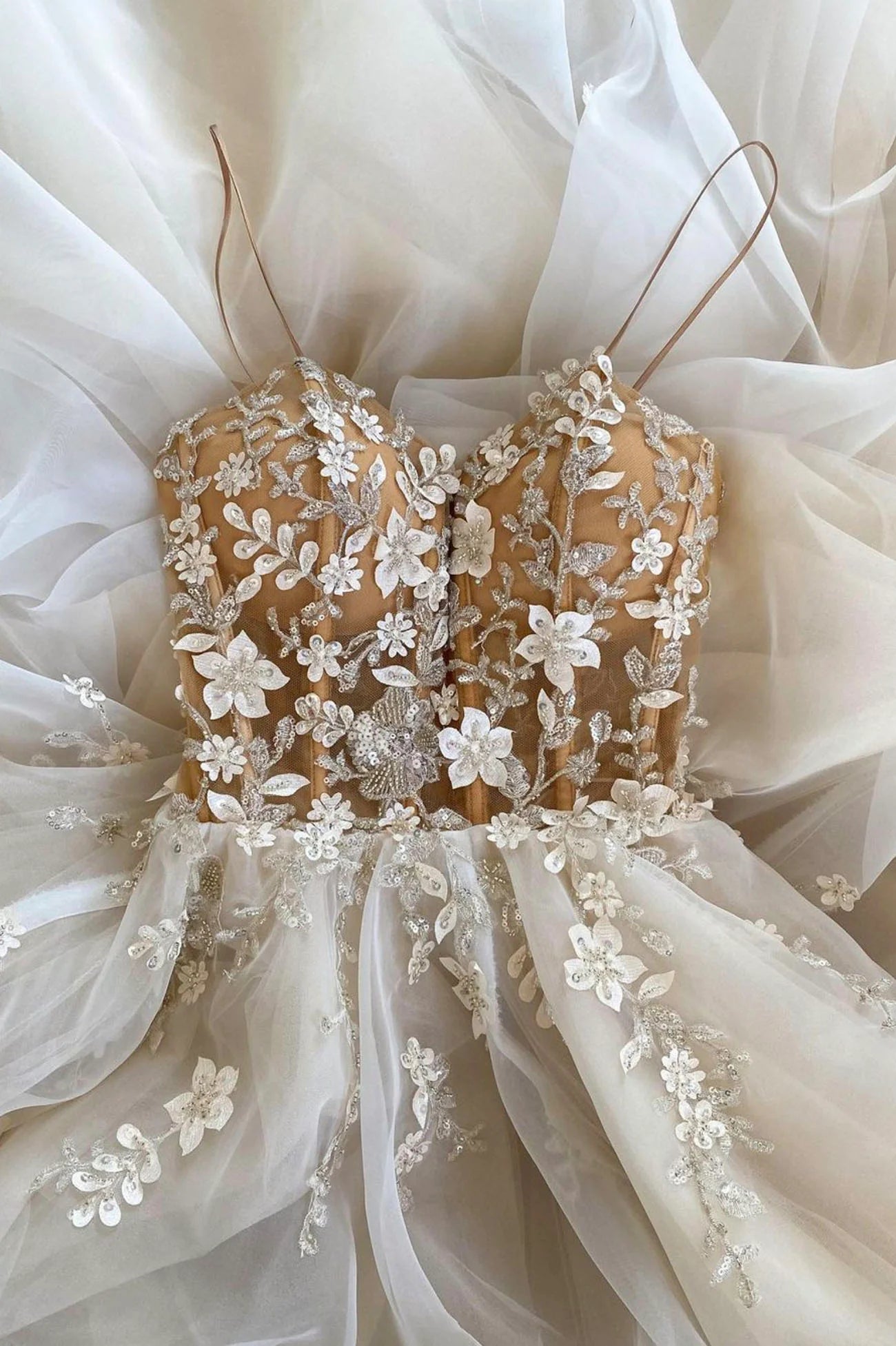 Robe de mariée trapèze en mousseline de soie avec perles et appliques