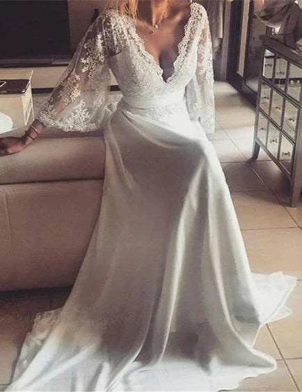 Robe de mariée dos nu à décolleté en V profond et appliques en dentelle avec traîne