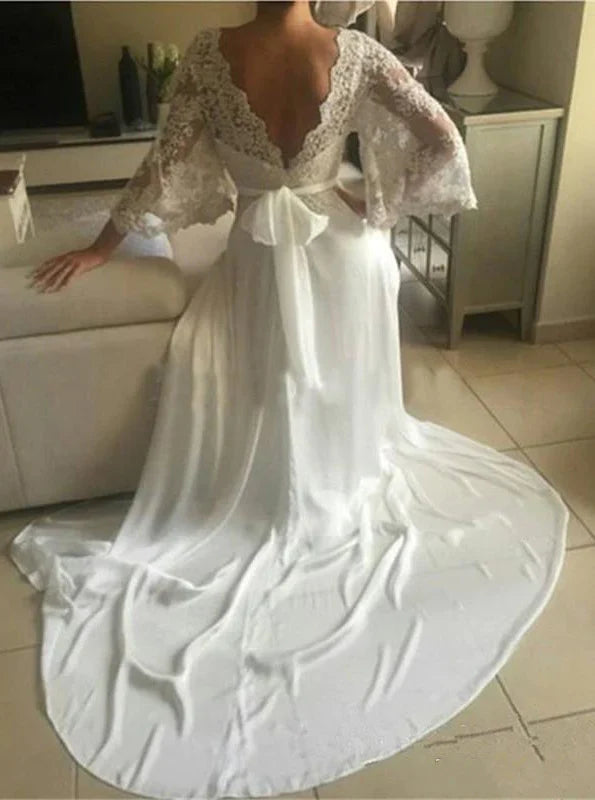 Robe de mariée dos nu à décolleté en V profond et appliques en dentelle avec traîne
