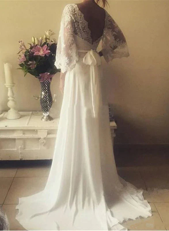 Robe de mariée dos nu à décolleté en V profond et appliques en dentelle avec traîne