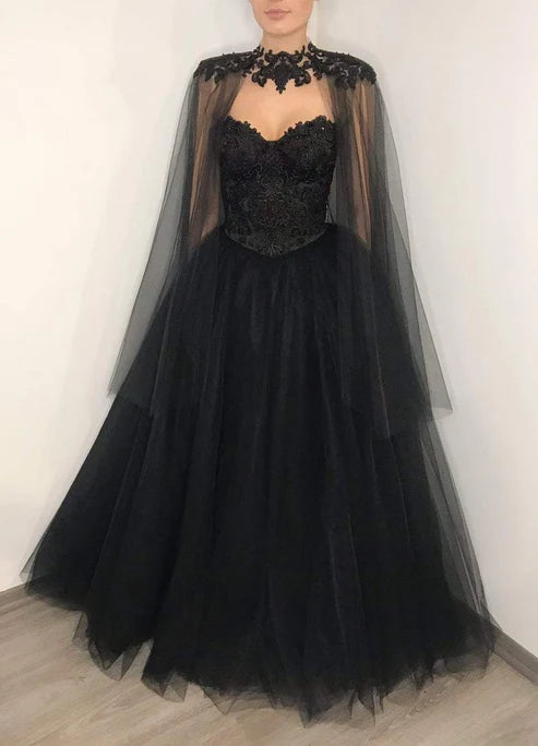 Robe de mariée en tulle et dentelle avec corset et cape