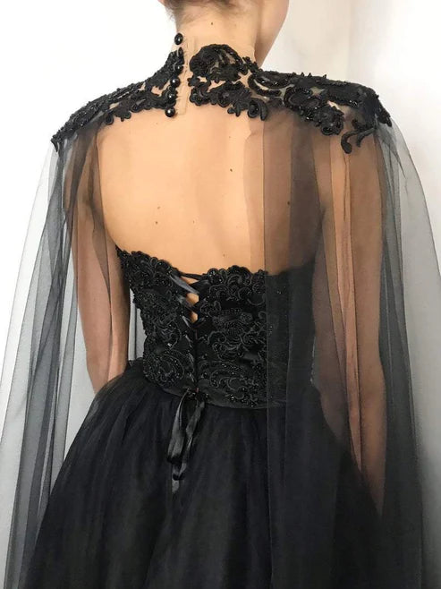 Robe de mariée en tulle et dentelle avec corset et cape