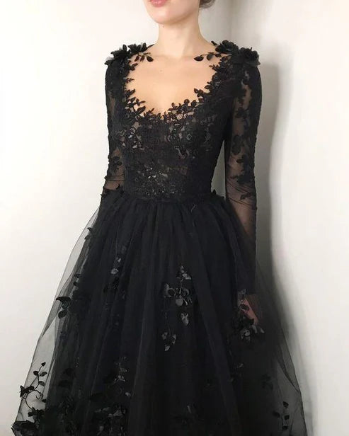 Robe de mariée à col rond et manches longues en tulle et dentelle fleurie