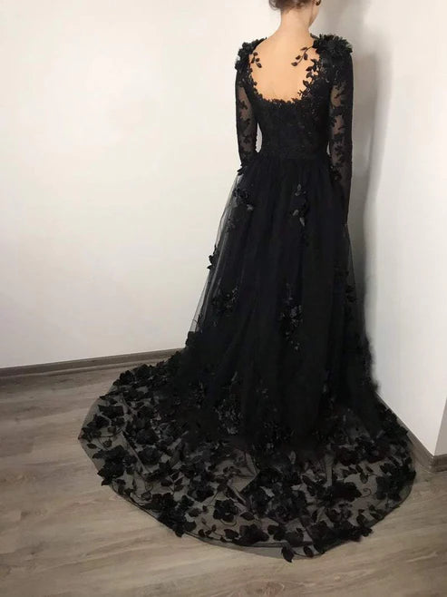 Robe de mariée à col rond et manches longues en tulle et dentelle fleurie