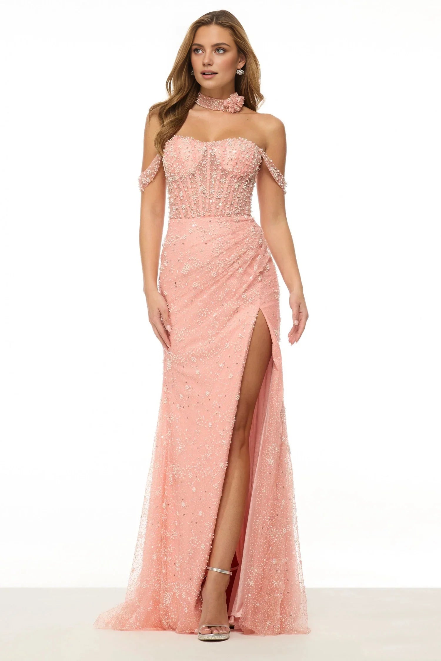 Robe Weitese Blush à épaules dénudées, en tulle transparent, broderie de perles délicates, corsage inspiré du corsage, robe fluide avec une fente haute audacieuse pour une élégance intemporelle. Robe de bal 