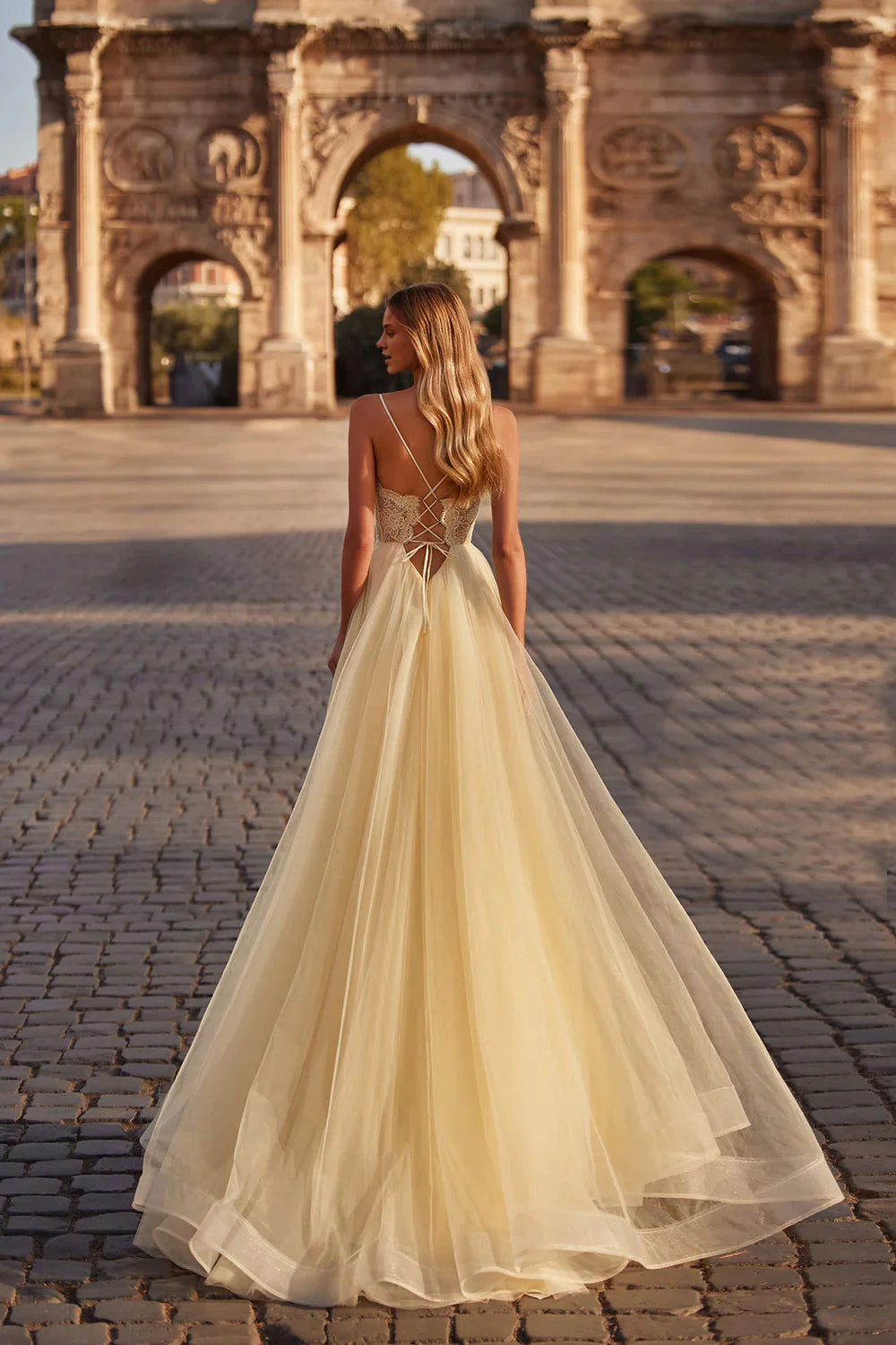 Vestido Weitese de tul verde con tirantes finos, escote en V pronunciado, corpiño bordado y silueta de baile. 