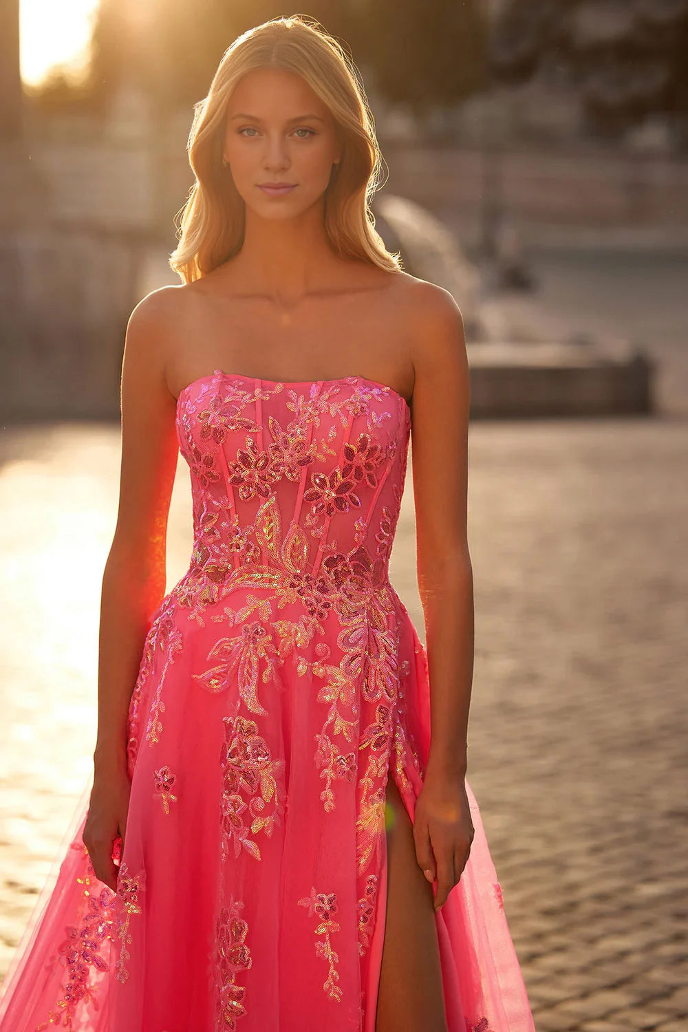 Vestido Weitese de tul rosa, sin tirantes, con corpiño bordado, falda de tul y corte de baile. 