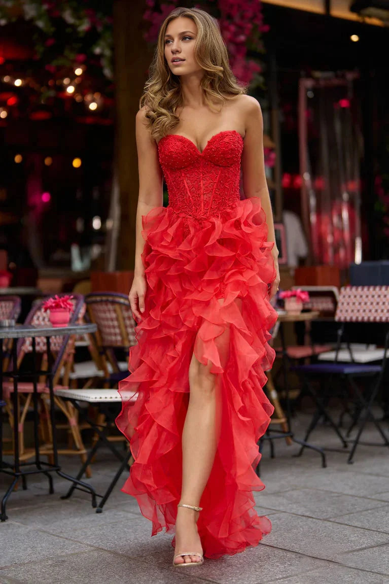 Vestido Weitese de organza roja vibrante, obra maestra, escote sin tirantes, corpiño adornado, volantes y una abertura alta espectacular. 