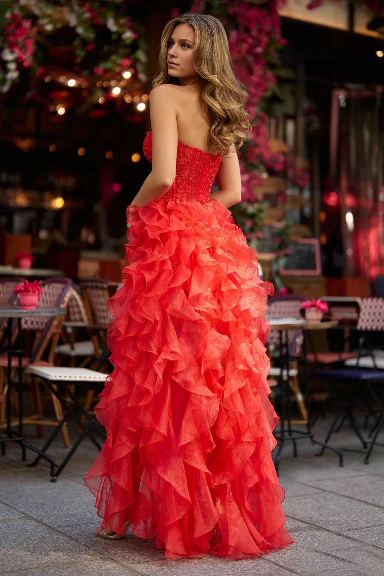 Vestido Weitese de organza roja vibrante, obra maestra, escote sin tirantes, corpiño adornado, volantes y una abertura alta espectacular. 