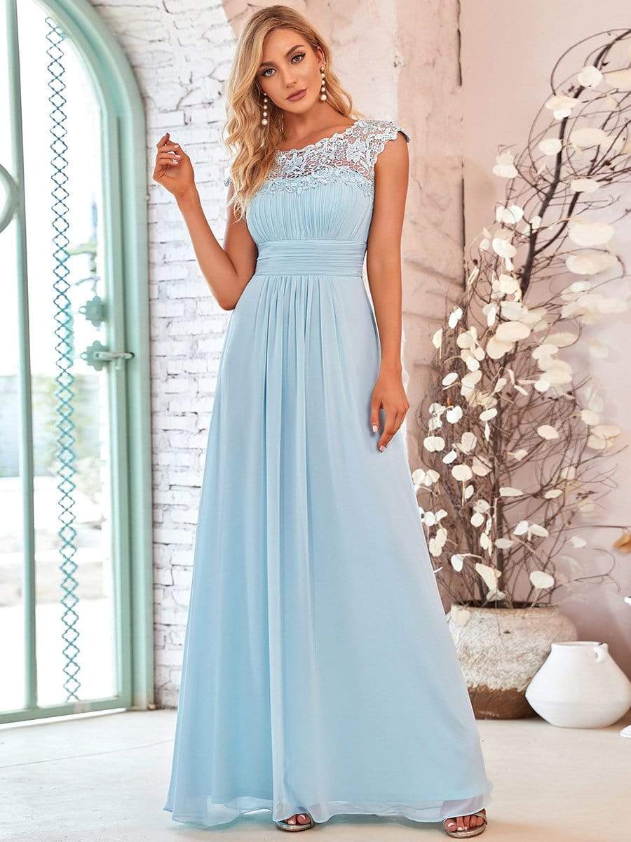 Bridesmaid dress in a blue tone, highlighting the elegant silhouette.