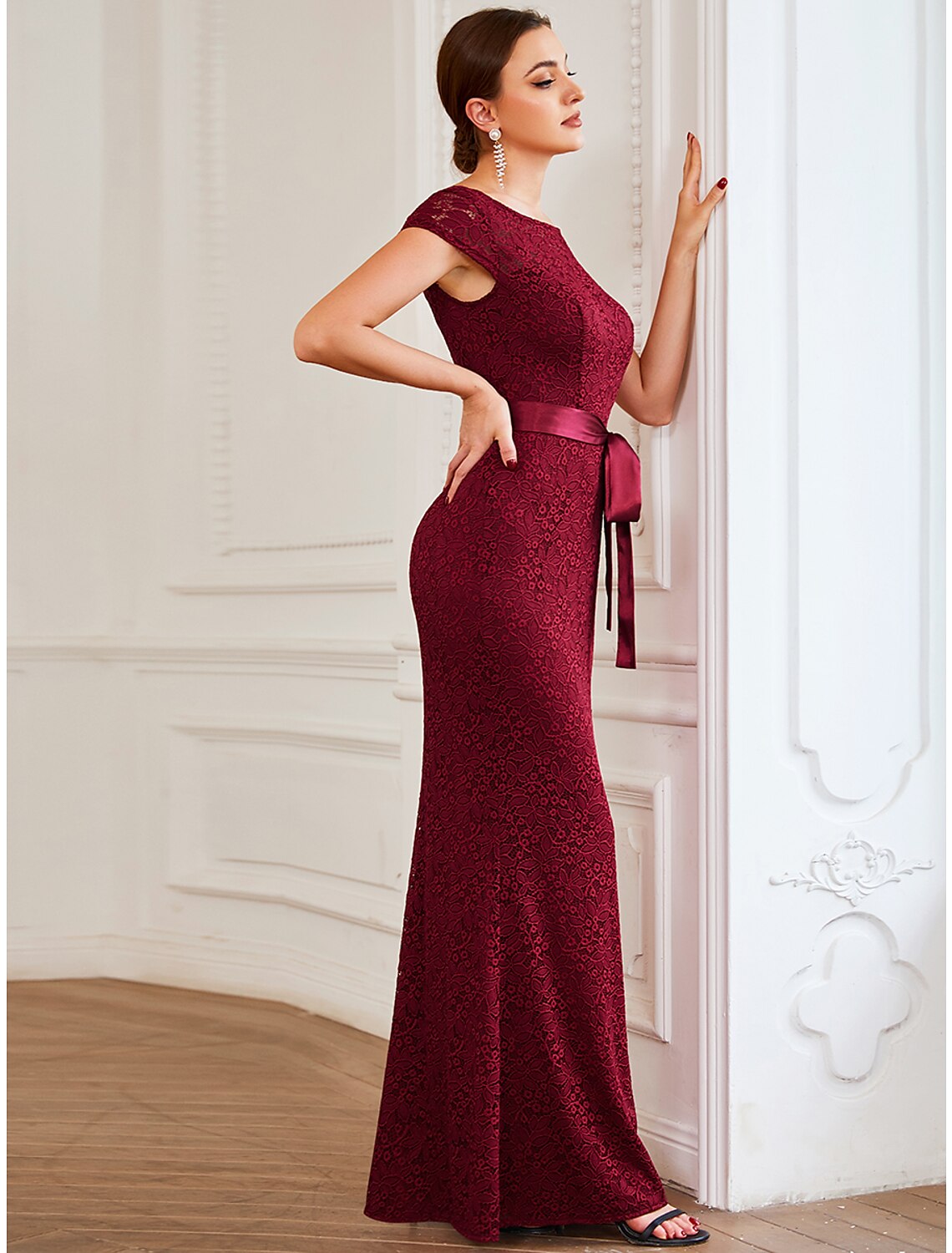 Side view of the Weitese elegant evening gown, highlighting the mermaid trumpet silhouette.