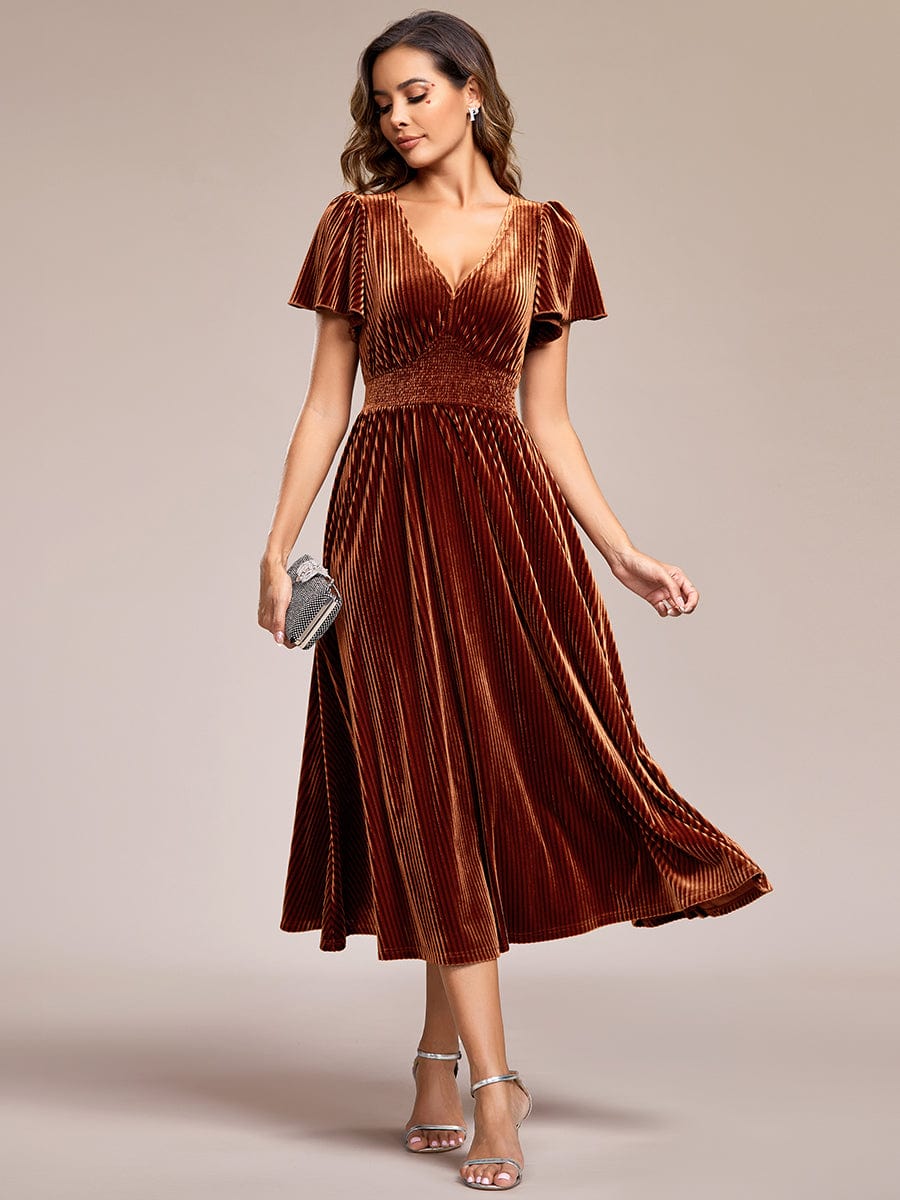 Model wearing a burgundy Weitese velvet V-neck short sleeve midi dress.