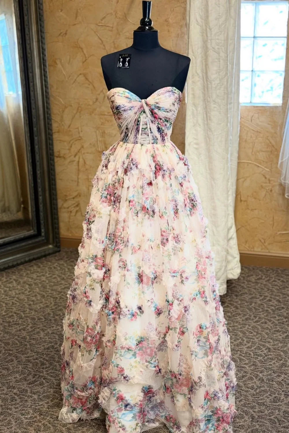 Robe Weitese A-line sans bretelles imprimé floral plissé ourlet à volants robe longue robe de bal 